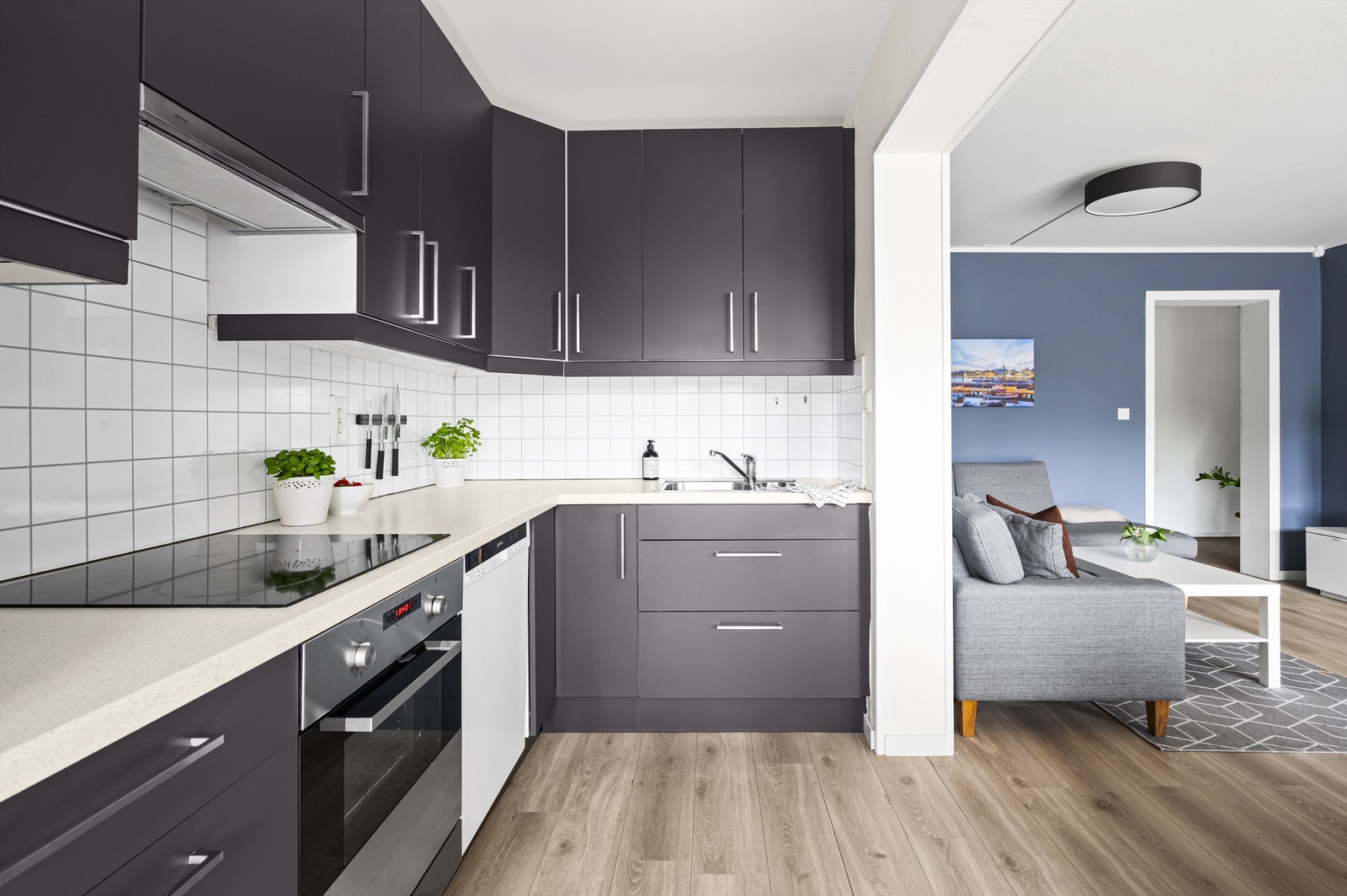 Kjøkkeninnredning fra IKEA med glatte fronter på skuffer og skapdører. Kjøkkenfrontene er foliert i Matt Antrasitt Grå og overskap i samme utførelse Galleribilde