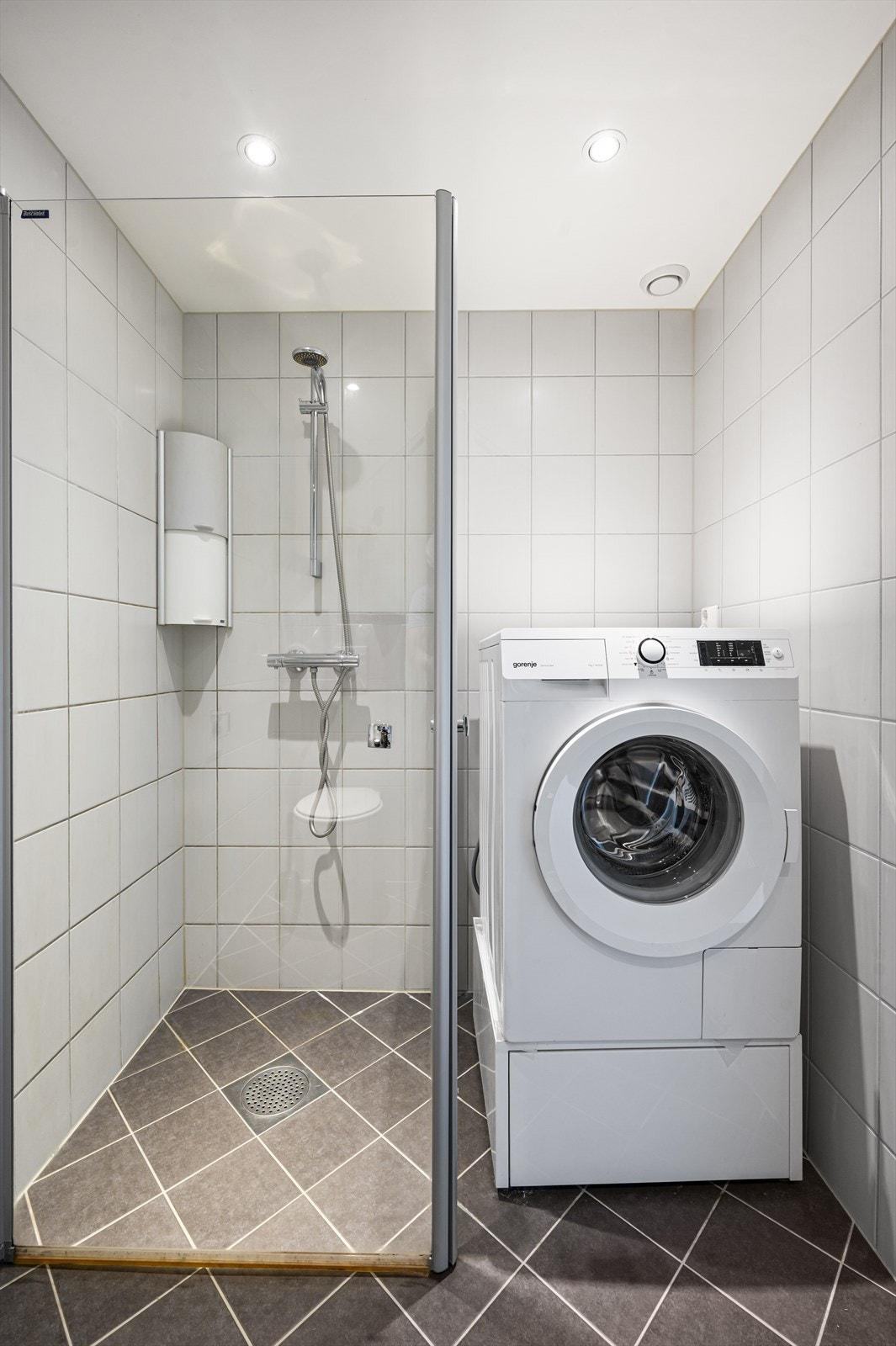 Nok av plass til både vaskemaskin og tørketrommel. Gulvvarme i flisene Galleribilde