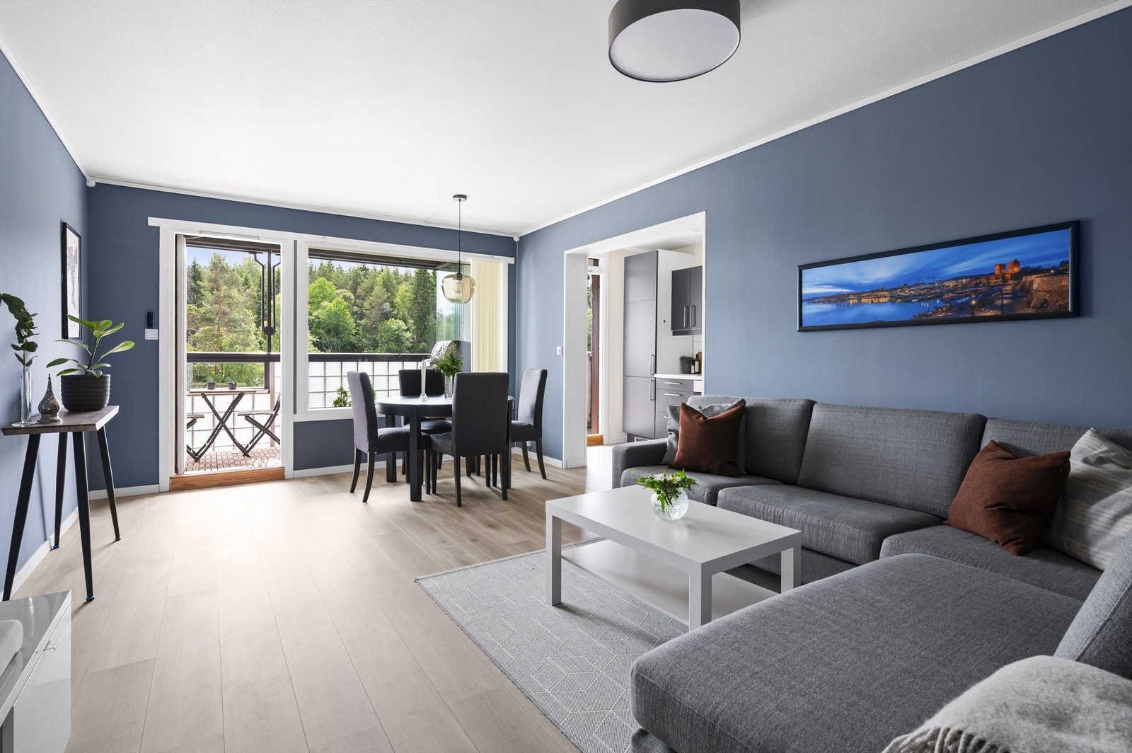 Planløsningen er god med delvis åpent kjøkken til stuesonen, og ellers en løsning som er enkel å dekorere i ønskede soner Galleribilde