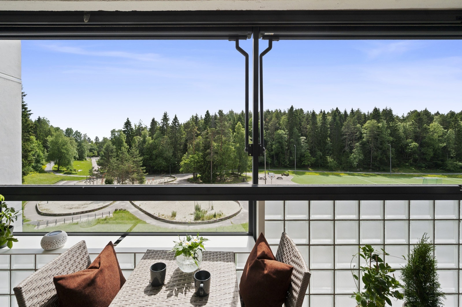 Absolutt ingen innsyn, og utsikten er veldig hyggelig. Herfra er det ikke lange veien til marka Galleribilde