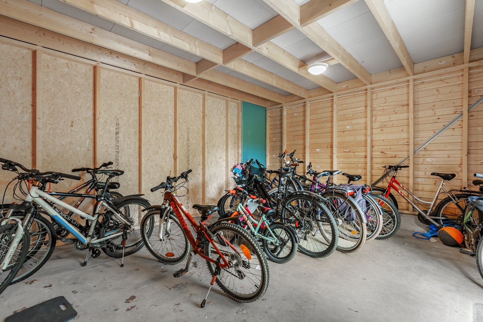 Felles sykkelparkering - i tillegg disponeres en utebod og to boder i kjelleren Galleribilde