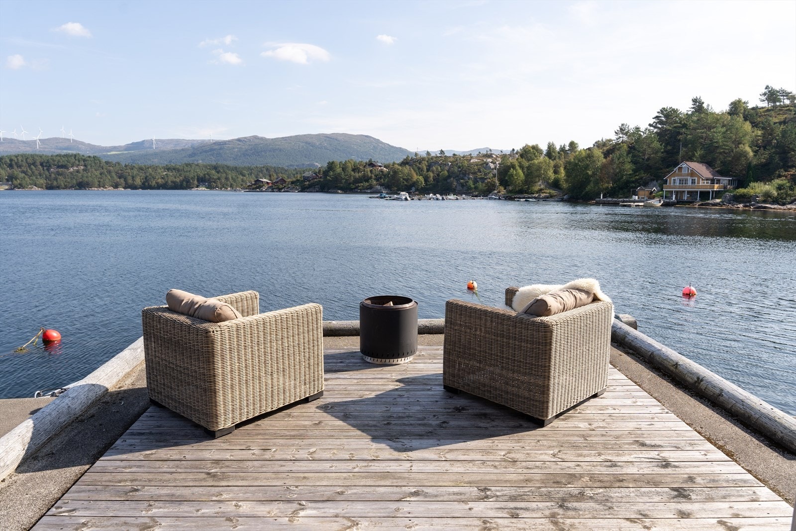 Plattingen er felles med naboen, då grensa går på midten. Galleribilde