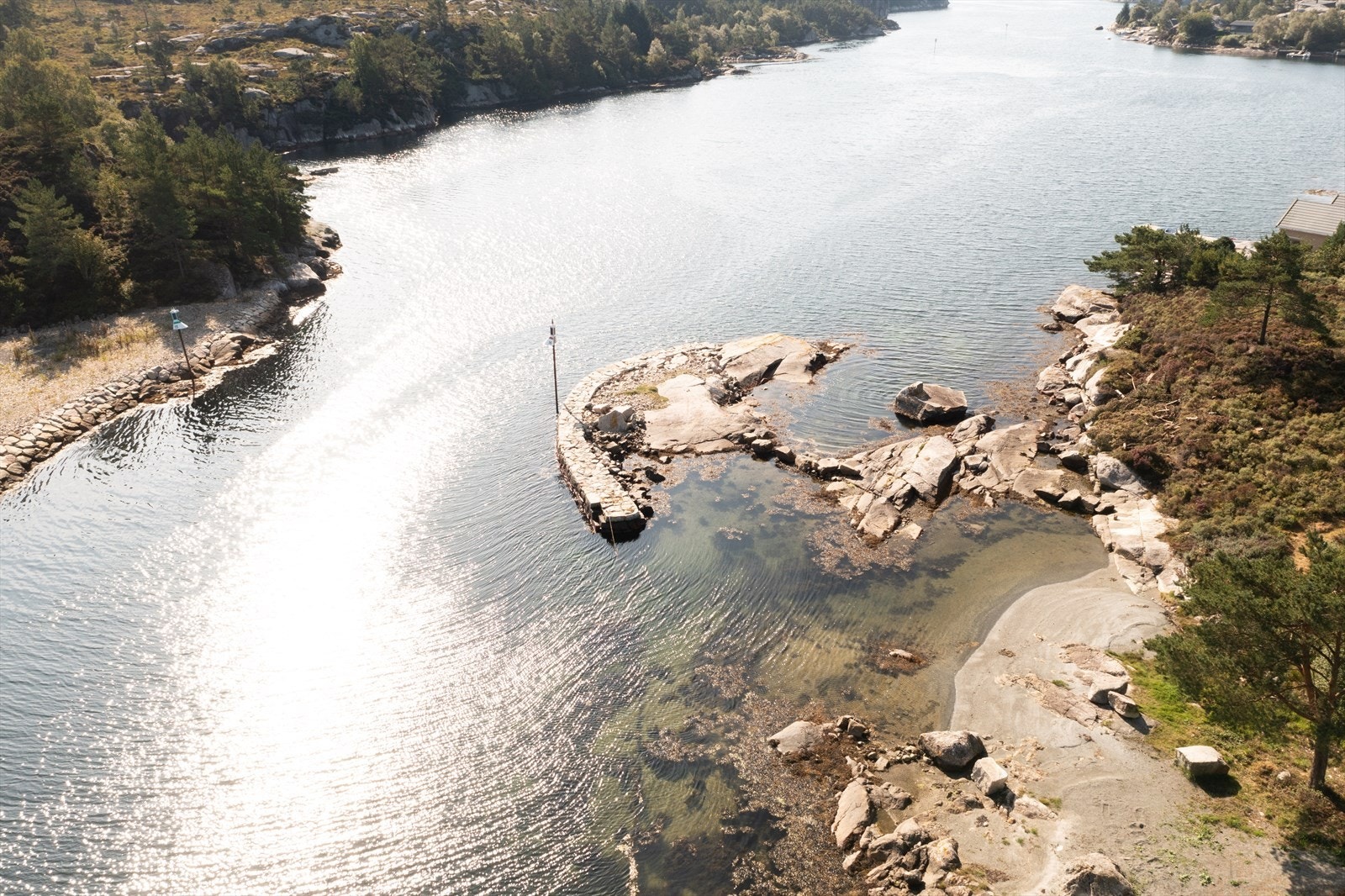 Det er og eit flott friområde i enden av vegen med flotte badeplassar. Galleribilde