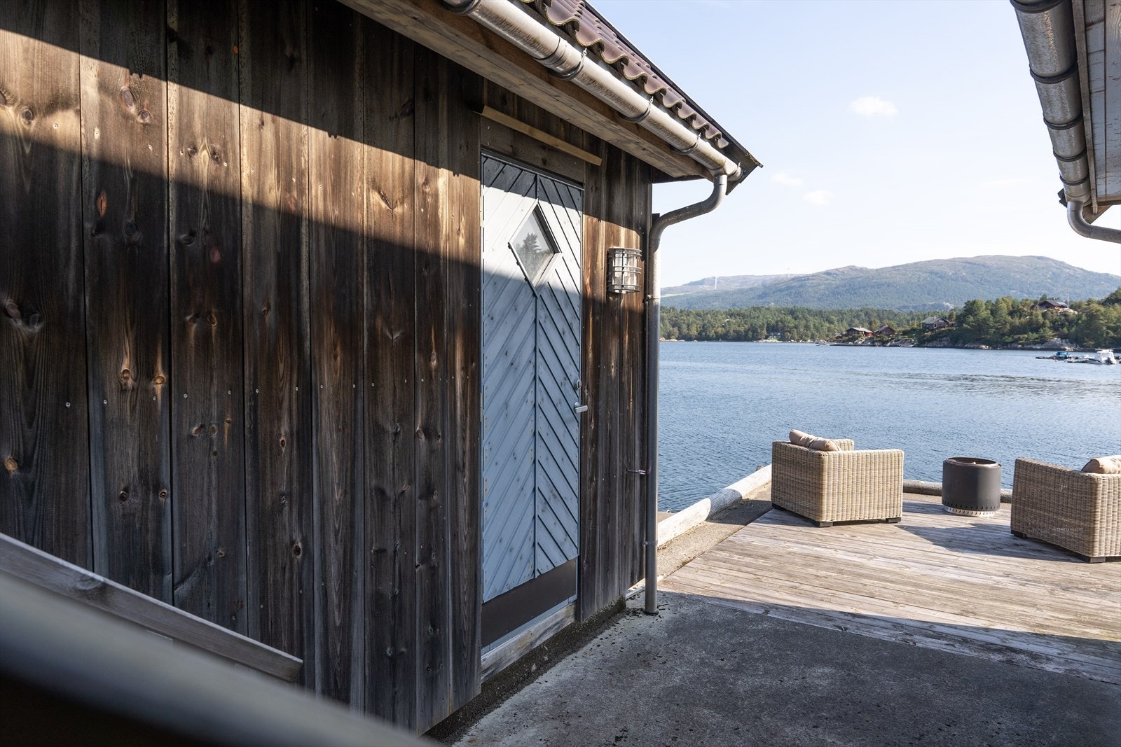 Det er trapp ned frå oppsida av naustet, med dør både på kaiplan og på naustloftet. Galleribilde