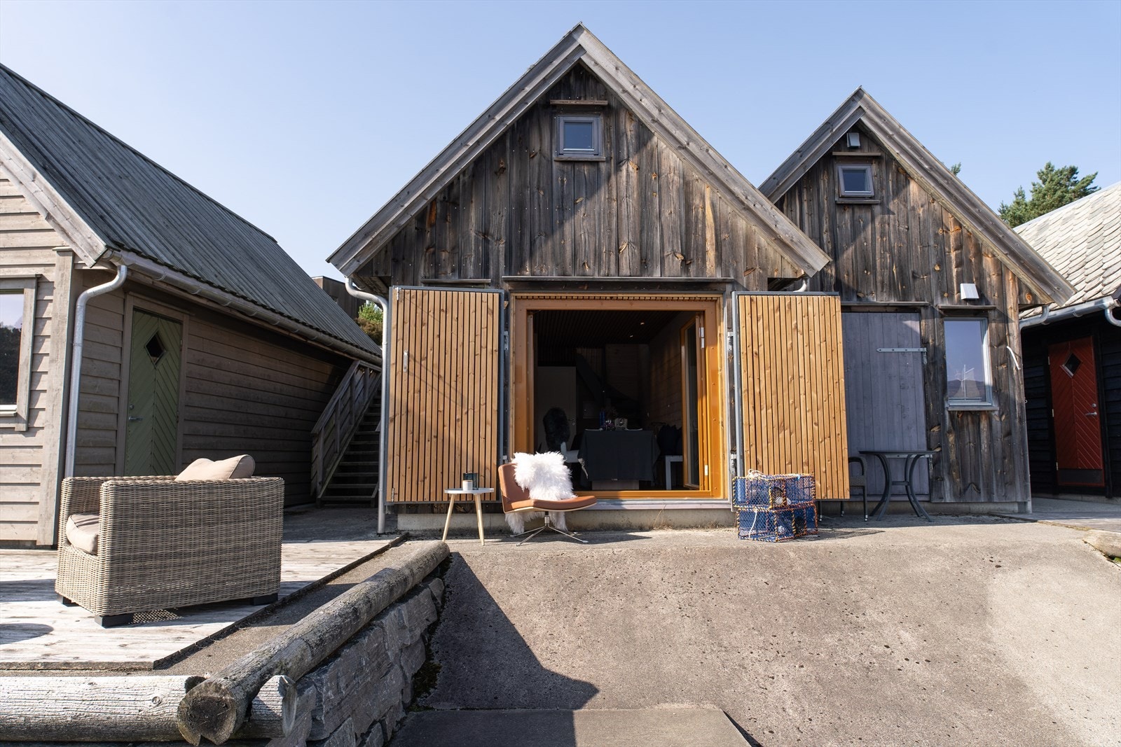 Det er doble dørar i front som kan opnast heilt opp, samt glassdør på innsida Galleribilde