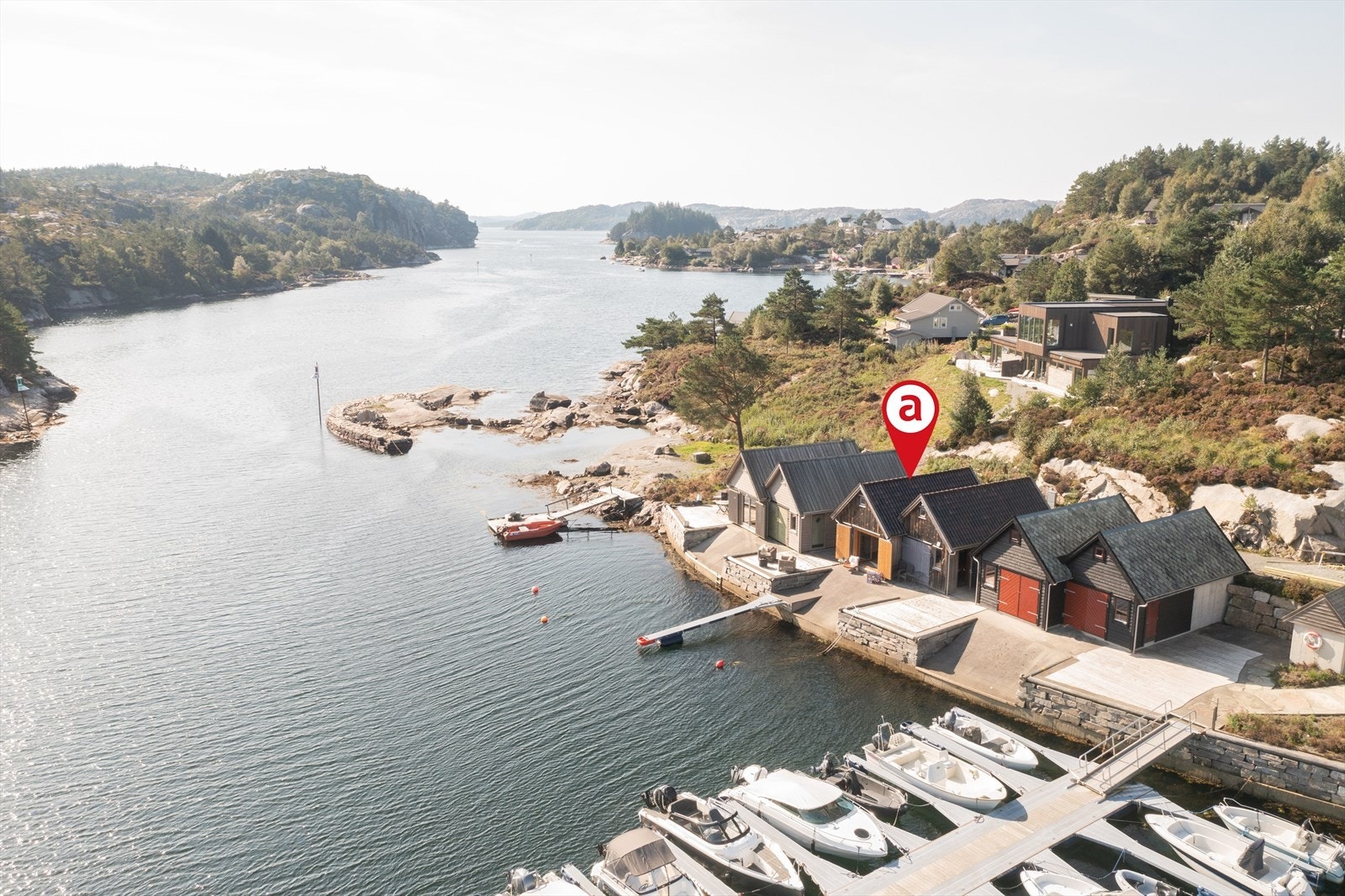 Oversiktsbilete av naustet og området rundt. Galleribilde