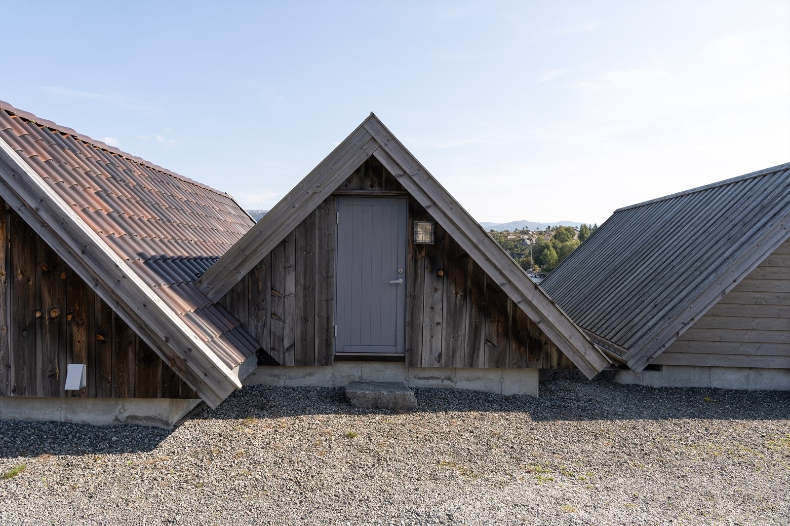Det er inngang frå oppsida av nausta, og trapp ned mellom nausta (til høgre). Galleribilde