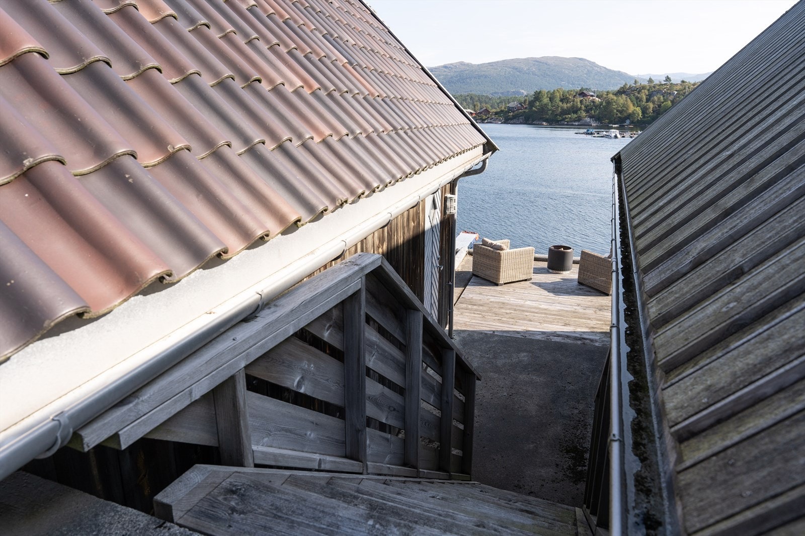Trapp ned til kai og inngangsdør nr. 2 på naustet. Galleribilde