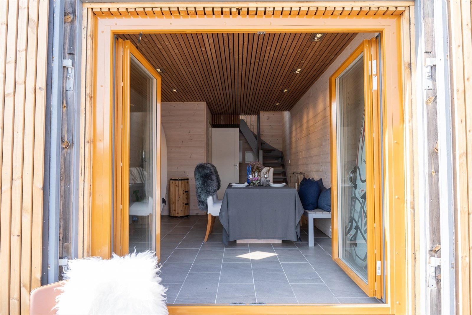 Naustet er isolert, og det er lagt flisegolv med varmekablar. Galleribilde