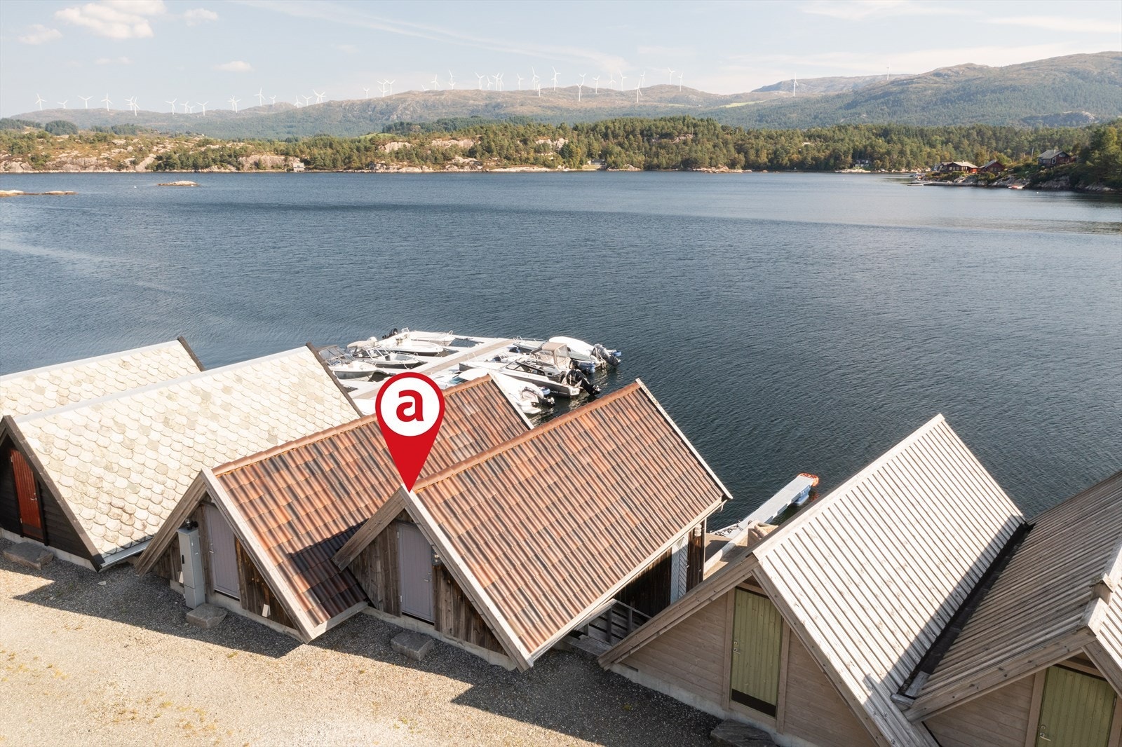 Naustet ligg i ei naustrekke med 6 naust. Galleribilde