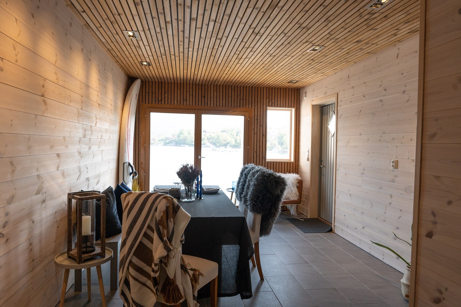 Det er god plass til både sittegruppe og lagringsplass. Galleribilde