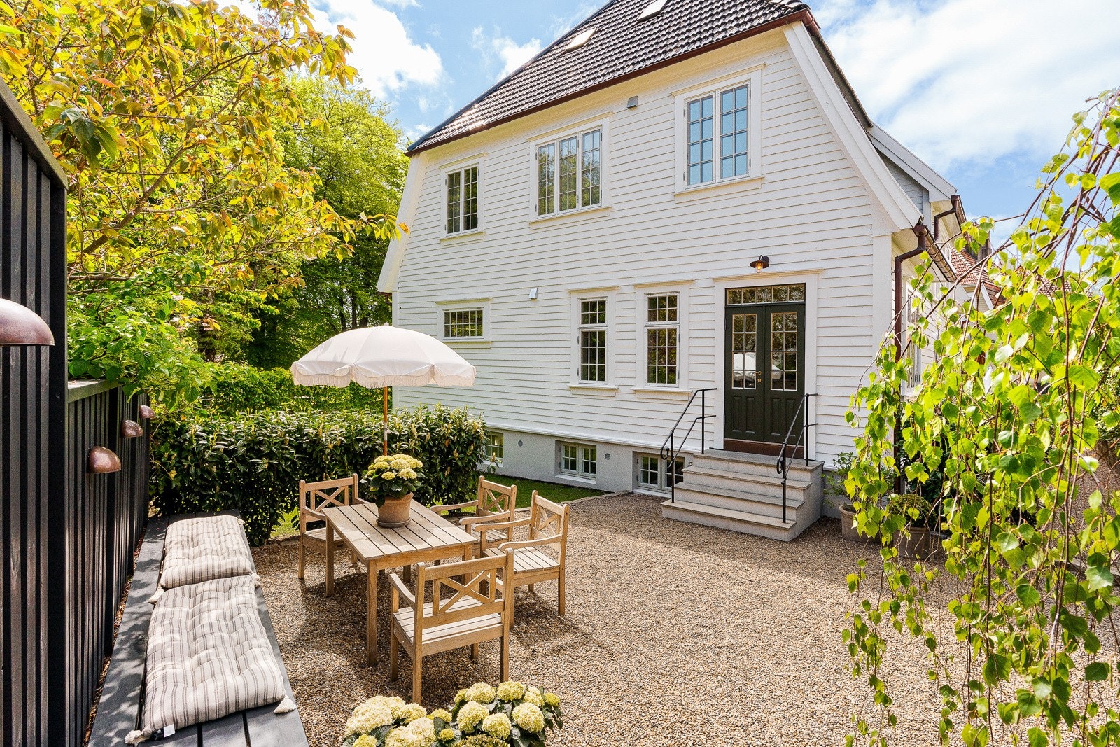 Huset er tegnet av Lars Storhaug, og er et av de mest velbevarte eksemplarene i byen. Galleribilde