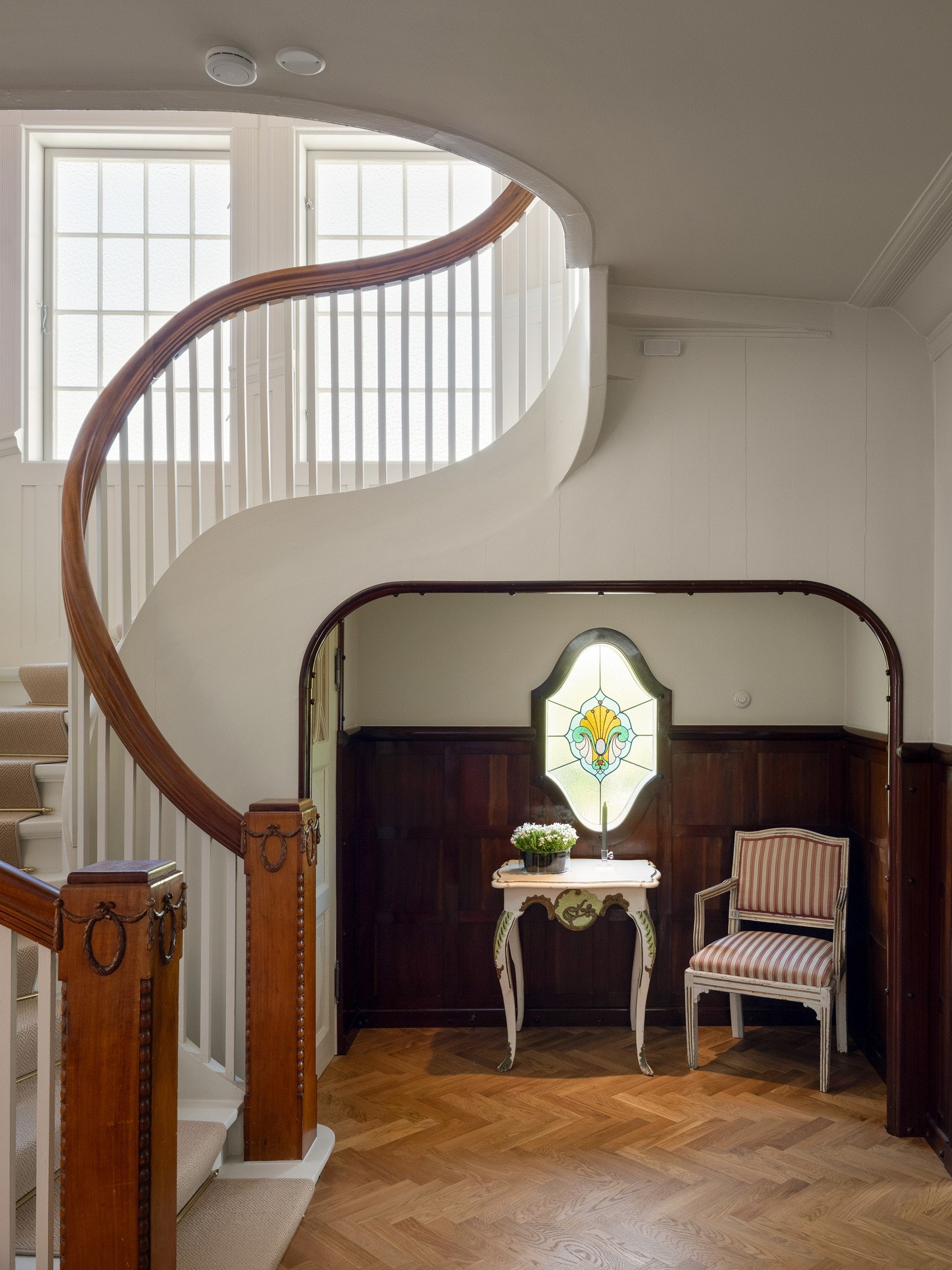 Her er det originale mahognypanelet bevart, sammen med en imponerende trapp. Galleribilde