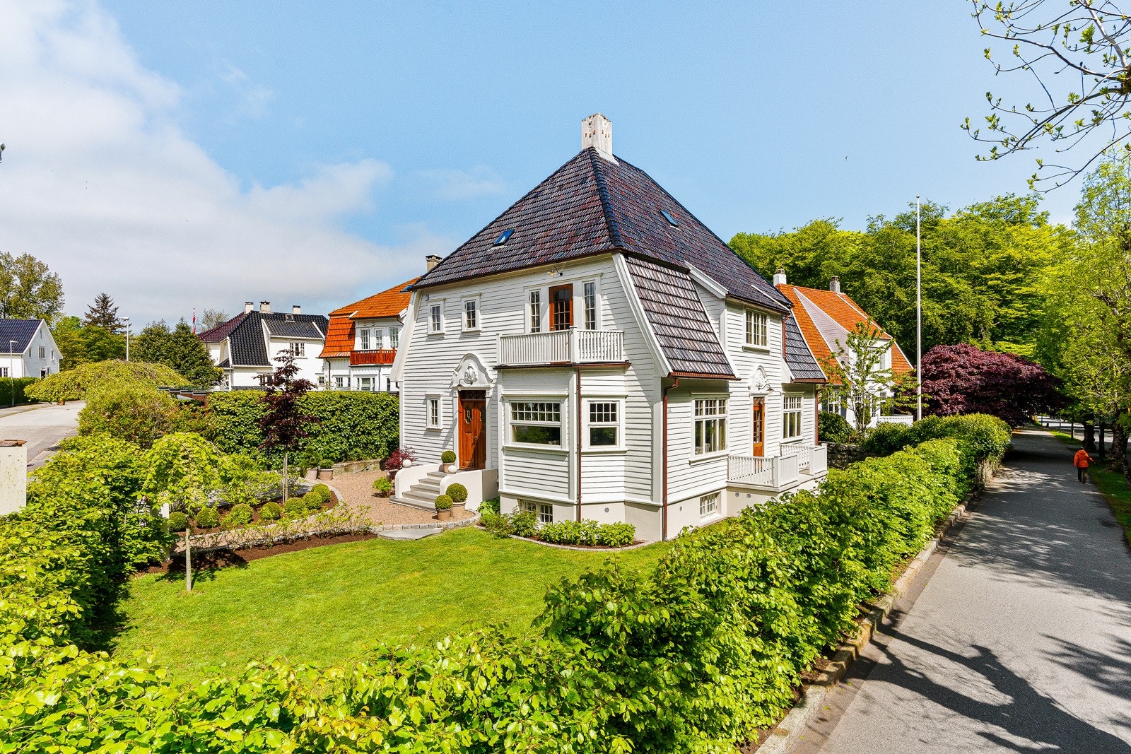 Velkommen til Eiganesveien 51. Her har vi i Proaktiv eiendomsmegling v/ Kay Stian espeland gleden av å presentere en helt nydelig og påkostet jugendvilla. Galleribilde