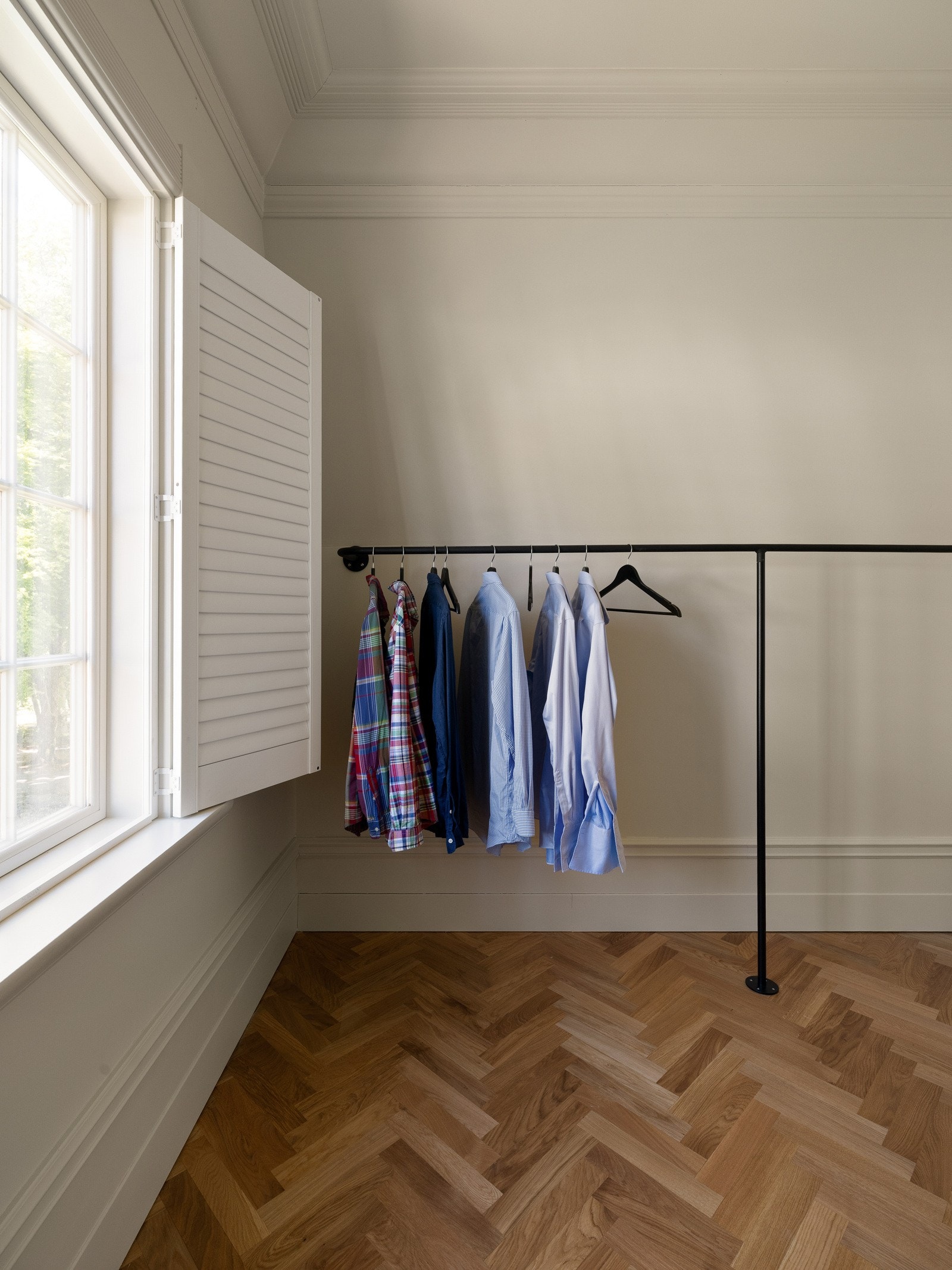 Walk-in garderoben er av god størrelse og kan også benyttes som et ekstra soverom. Galleribilde