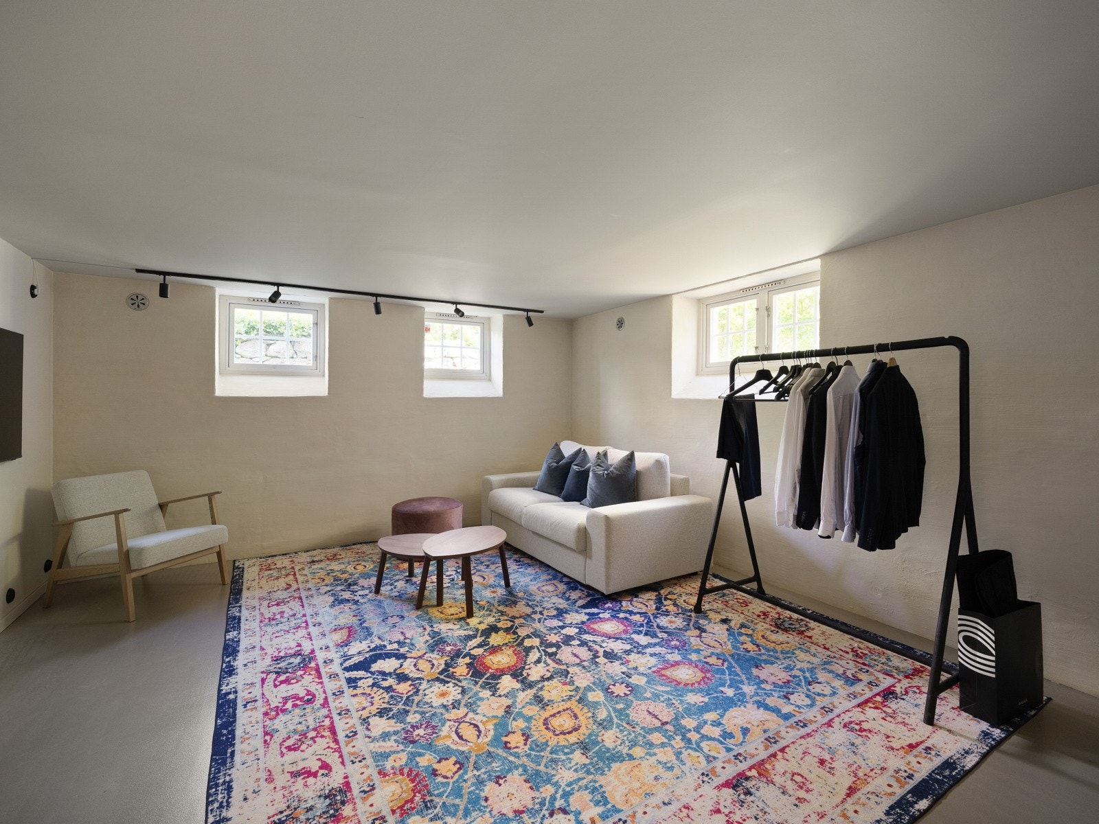 Kvalitetsnivået er likt resten av huset med spesiallagde løsninger og støpt betonggulv. Galleribilde