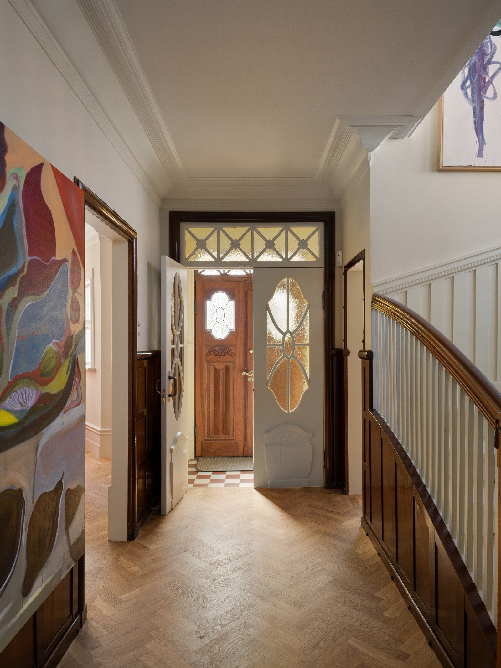 Gjennom en tofløyet teakdør blir man ønsket velkommen inn i en romslig og herskapelig hall. Galleribilde