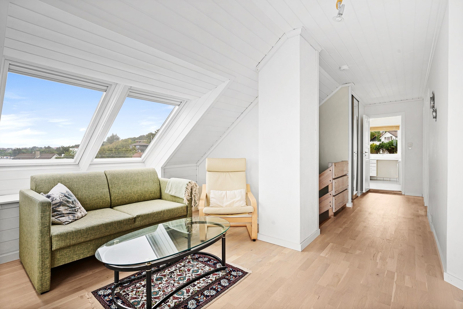Store takvinduer i loftstue gir rikelig med lys og en god romfølelse. Galleribilde