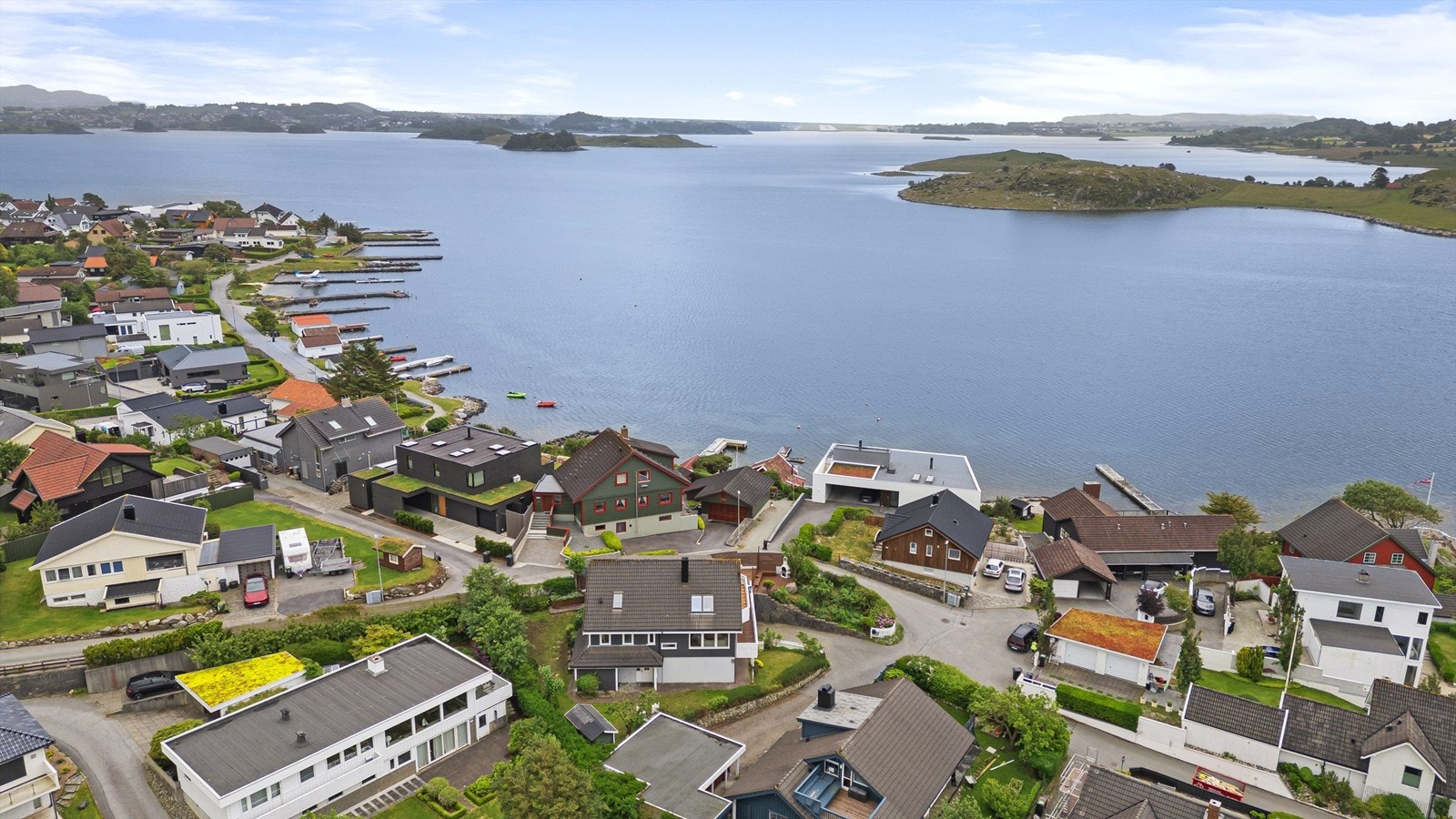 Umiddelbar nærhet til sjø og nydelig tursti langs hele Hafrsfjord. Galleribilde
