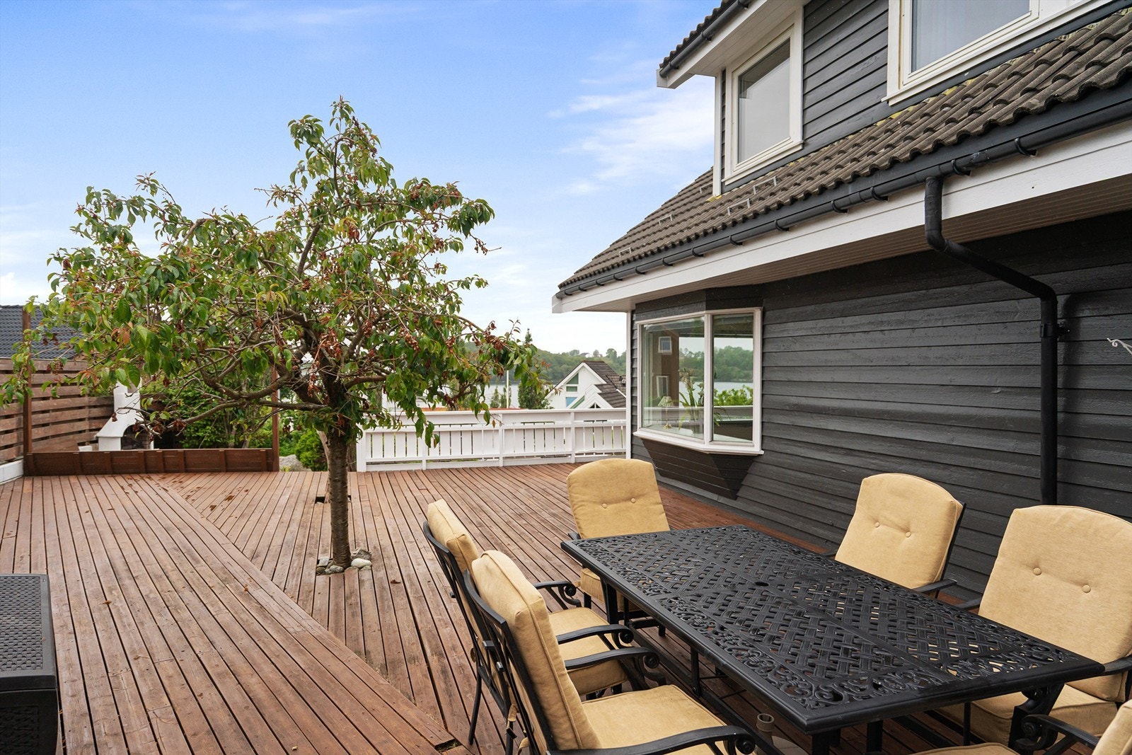 Avskjermet og solrik terrasse med god plass til møblement. Galleribilde