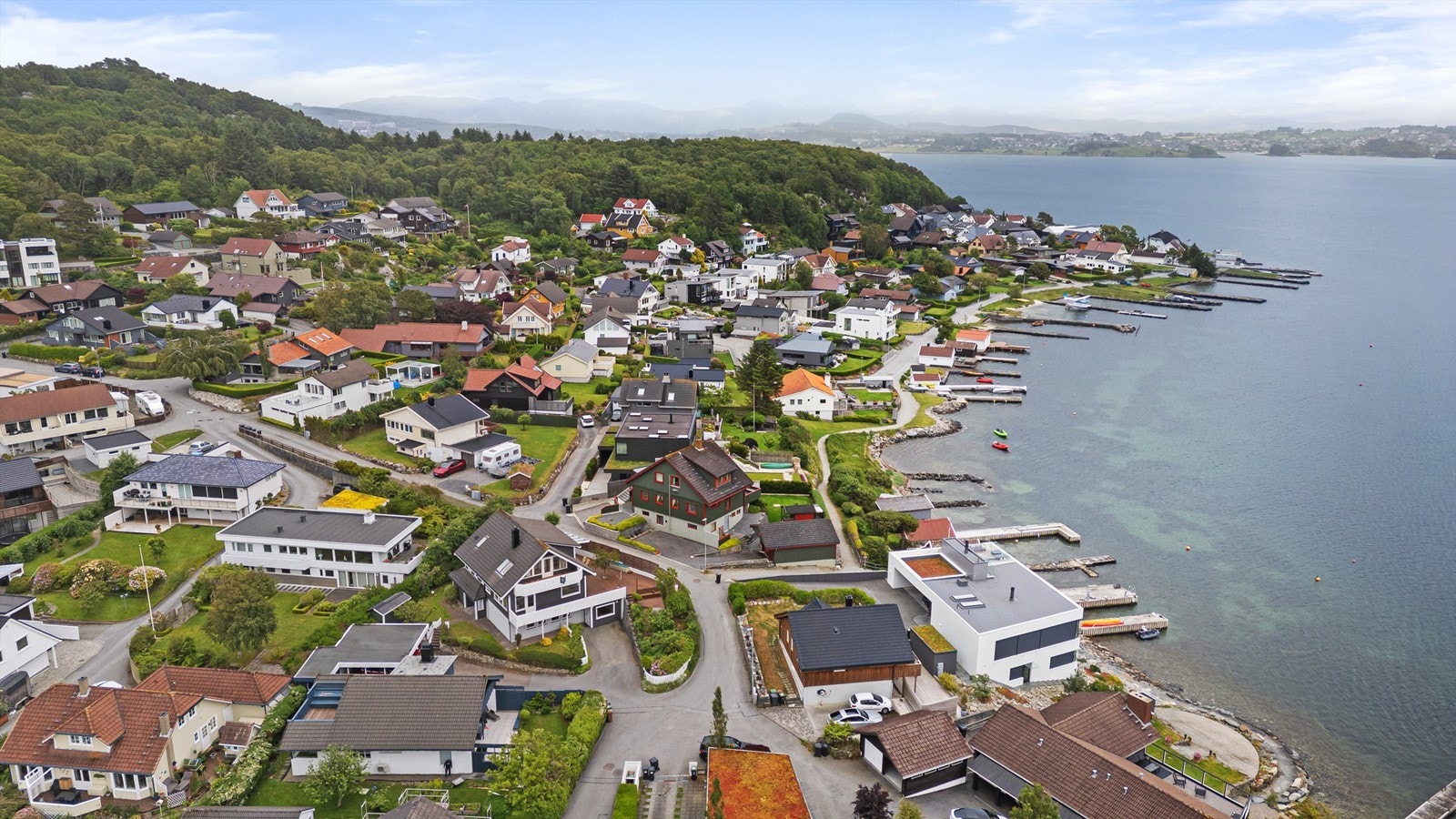 Umiddelbar nærhet til sjø og nydelig tursti langs hele Hafrsfjord. Galleribilde