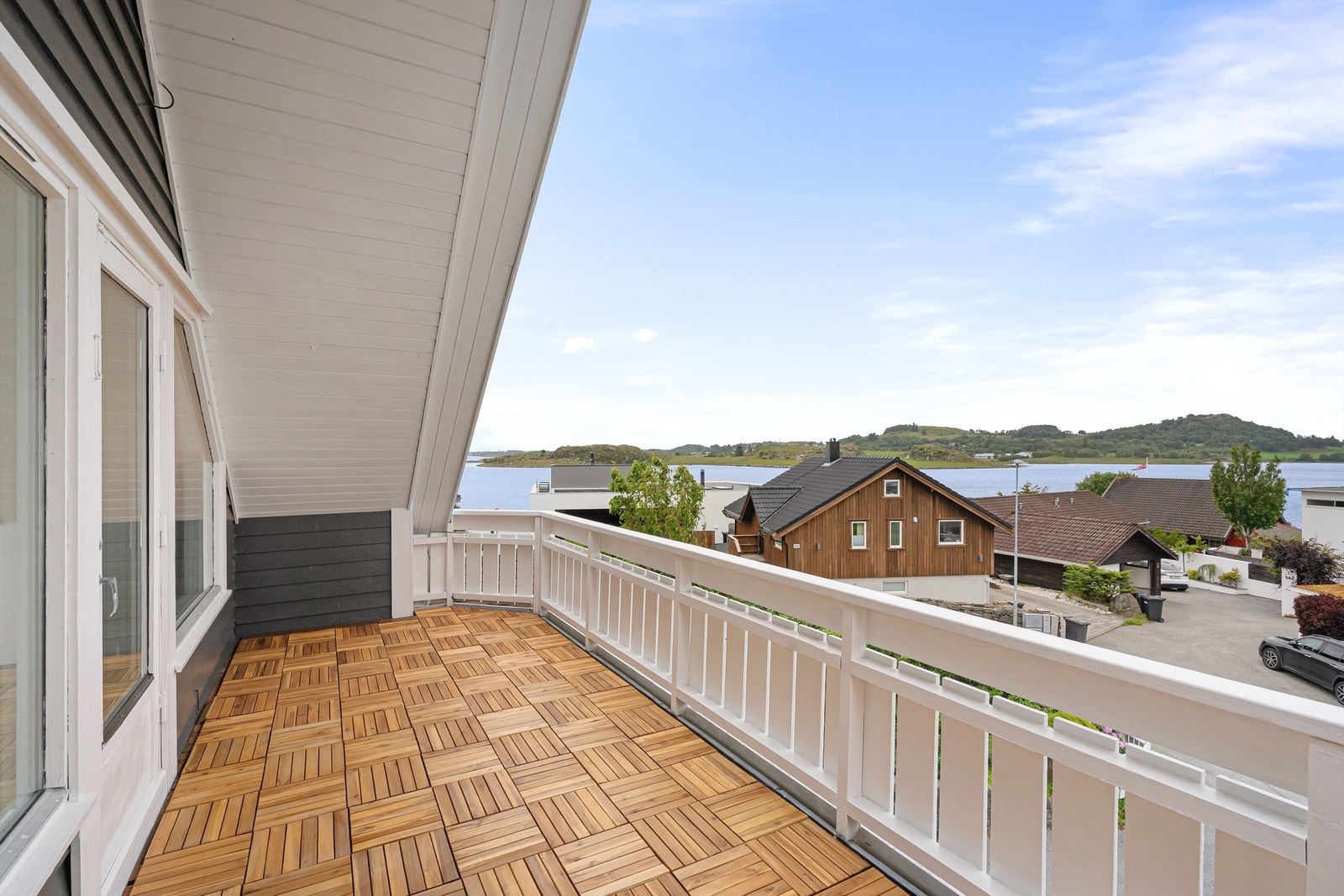 Flott sjøutsikt i fra balkong. Galleribilde