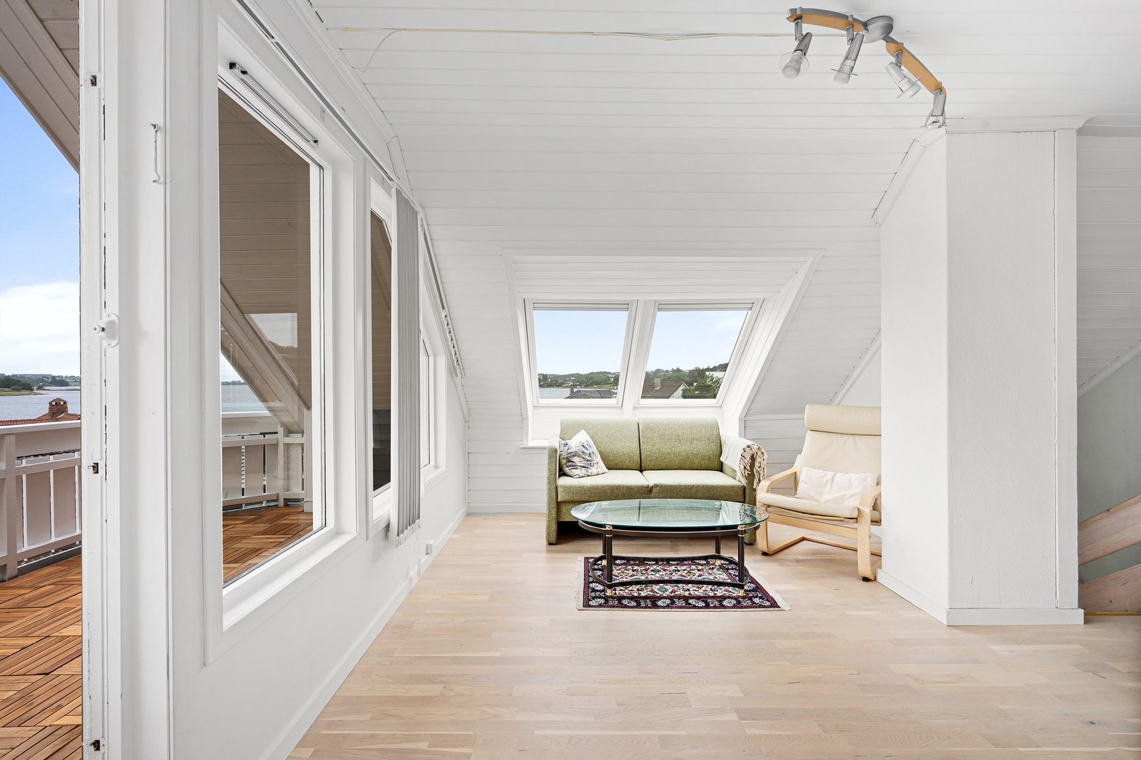 Store takvinduer i loftstue gir rikelig med lys og en god romfølelse. Galleribilde