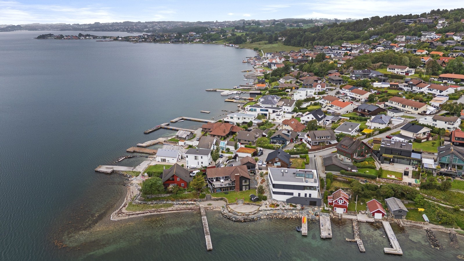 Umiddelbar nærhet til sjø og nydelig tursti langs hele Hafrsfjord. Galleribilde