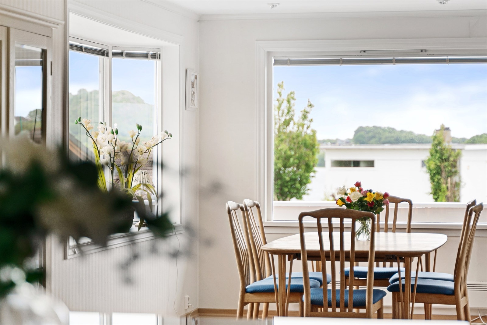 Spisestue hvor en kan dekke til langbord. Galleribilde
