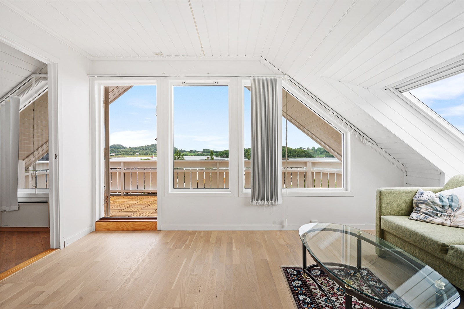 Direkte utgang til balkong i fra 2 etg. Galleribilde