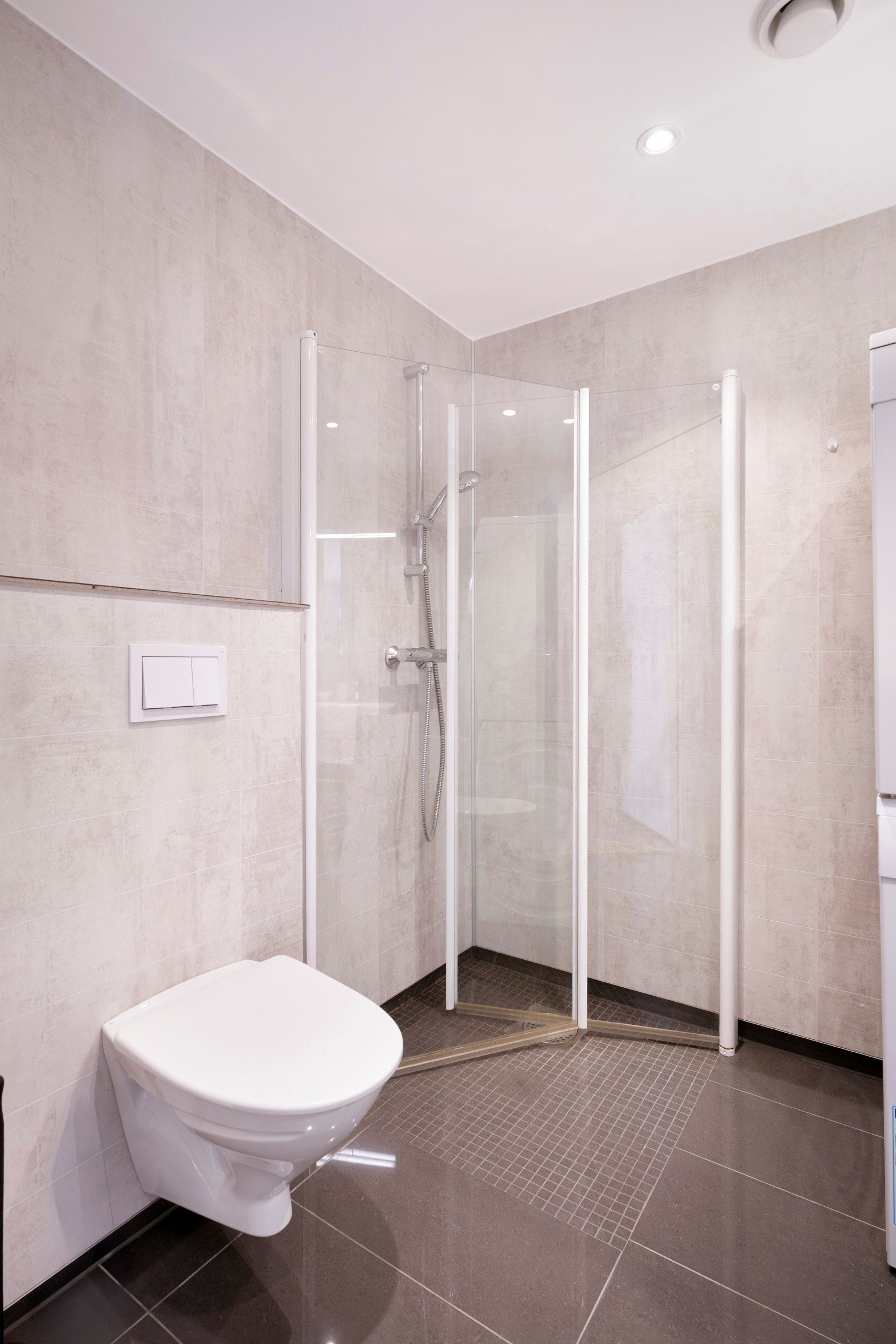 Downlights og varmekabler er installert, og badet har vegghengt toalett, opplegg for vaskemaskin og et dusjhjørne med innfellbare dører. Galleribilde