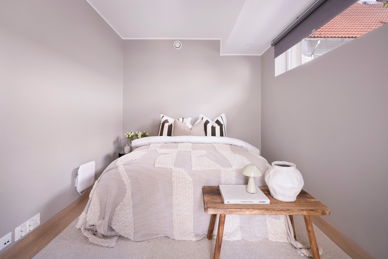 Downlights er montert i taket, og rommet har plass til dobbeltseng og garderobeskap. Galleribilde