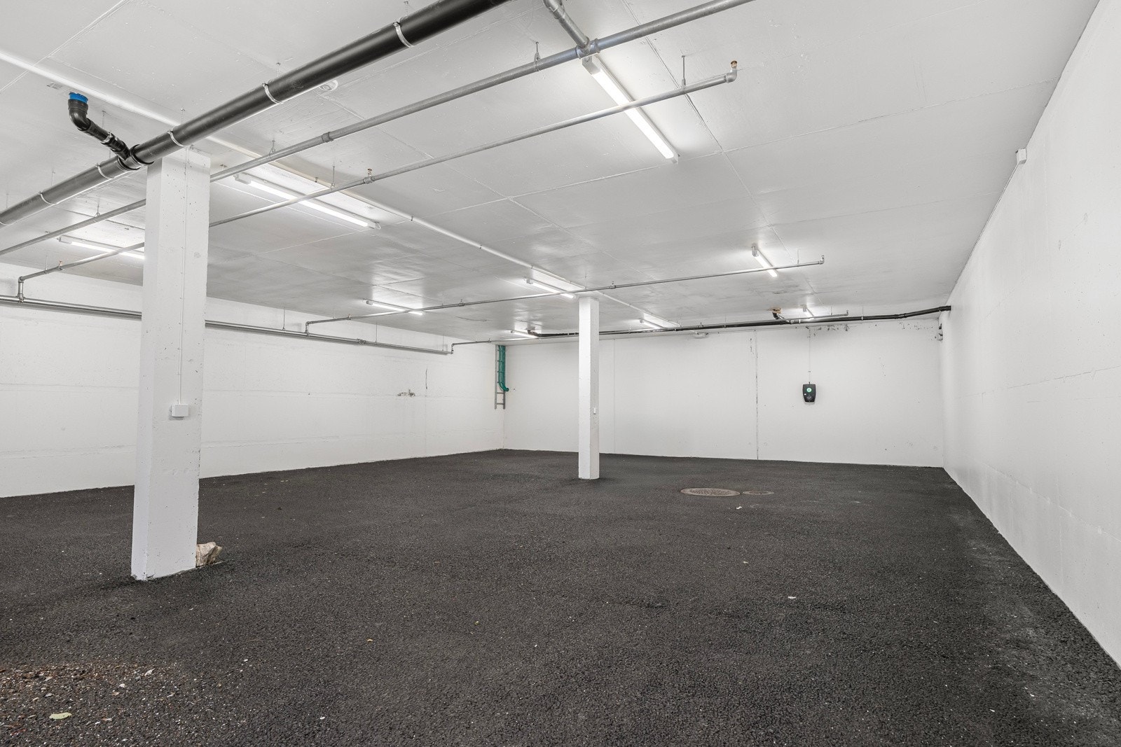 Det følger med egen biloppstillingsplass i et felles garasjeanlegg i underetasjen. Galleribilde