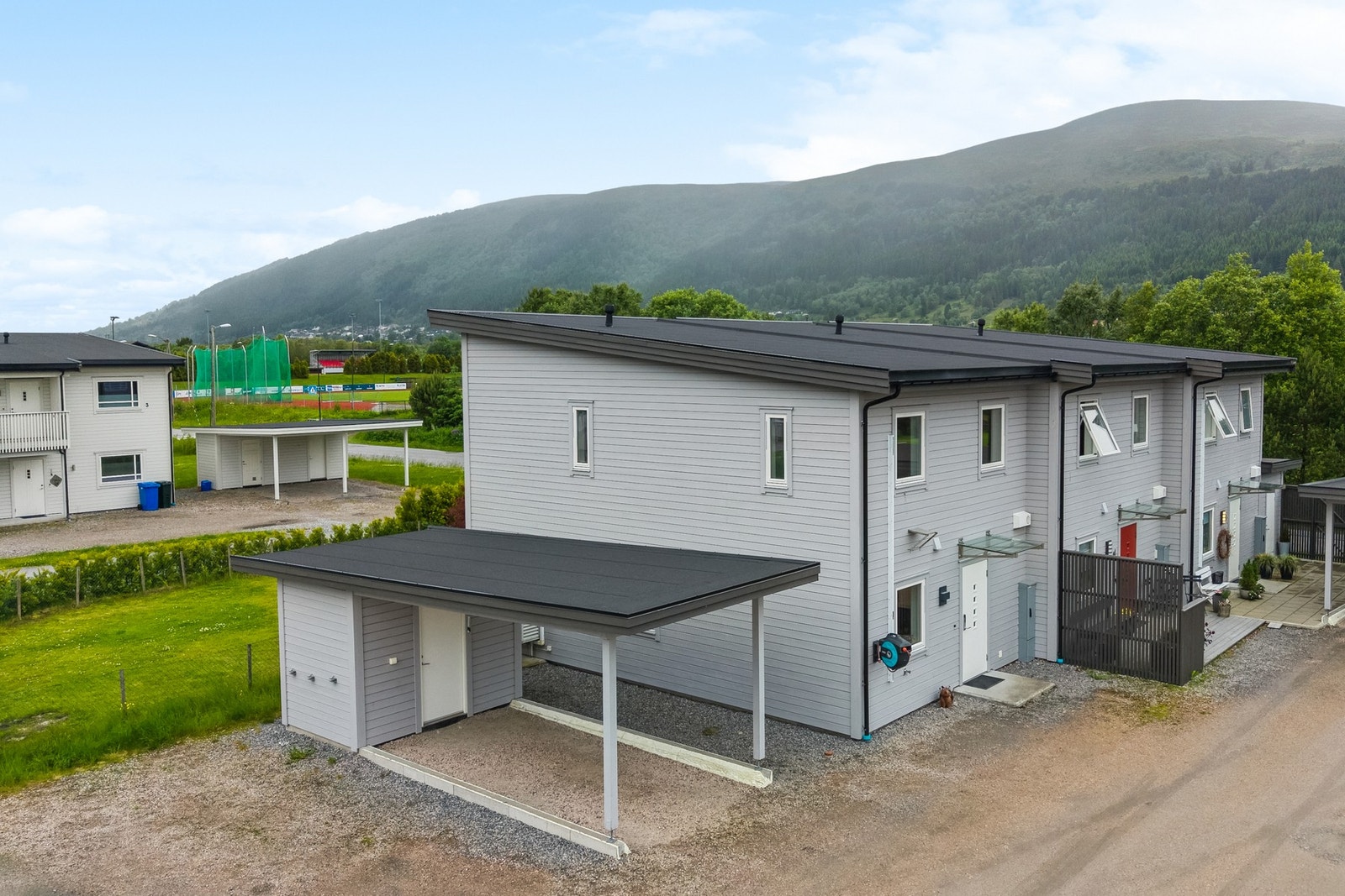 Det er vannutkaster montert på veggen like ved inngangspartiet. Galleribilde