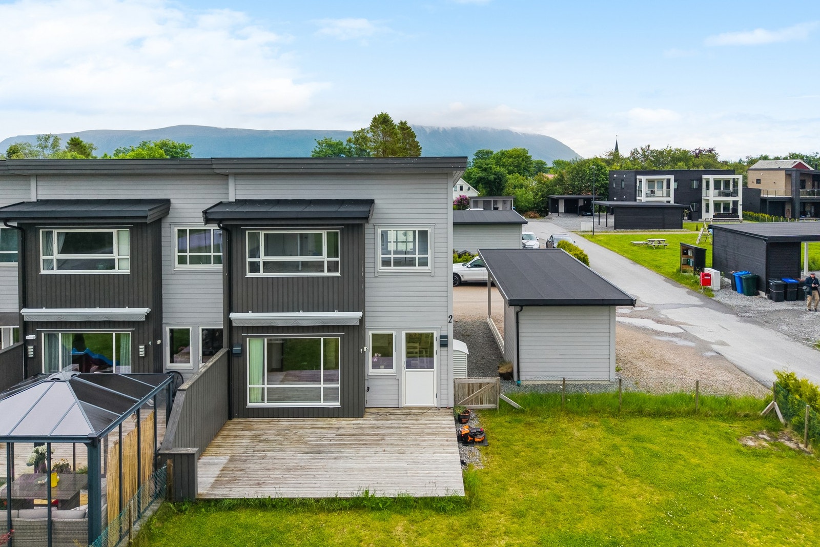 Dette er et velholdt enderekkehus over to plan beliggende i et attraktivt og nyere nabolag like utenfor Hareid sentrum. Galleribilde