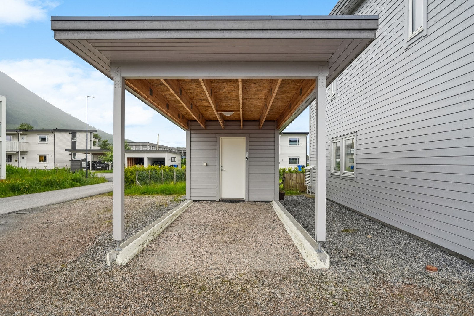Det er godt med parkeringsmuligheter på tomten, samt fast plass i carport. Det er sportsbod i bakkant, med innlagt strøm. Galleribilde