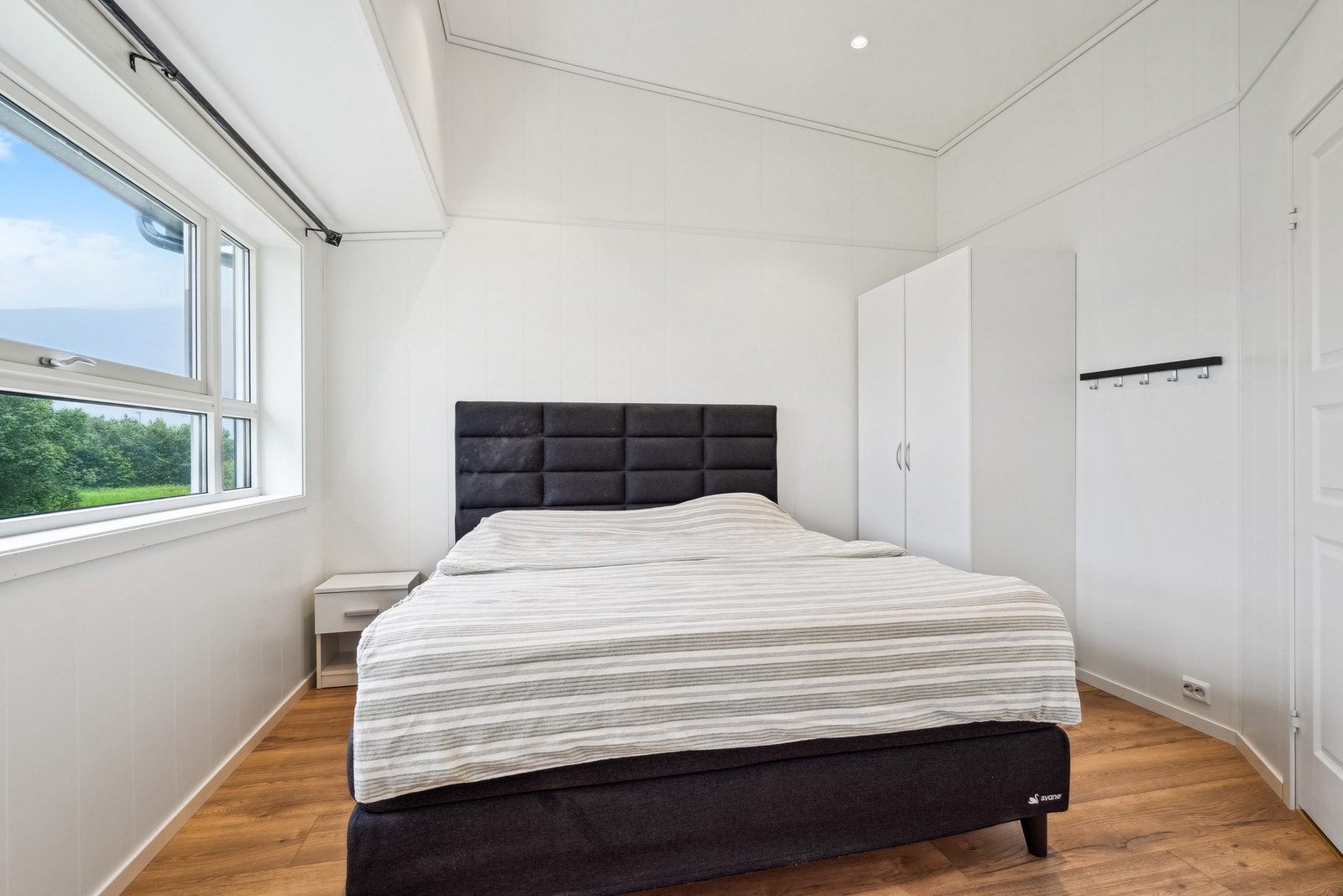 - på hovedsoverommet er det god plass til ønsket sengestørrelse med tilhørende møblement. Legg merke til den gode takhøyden! Galleribilde