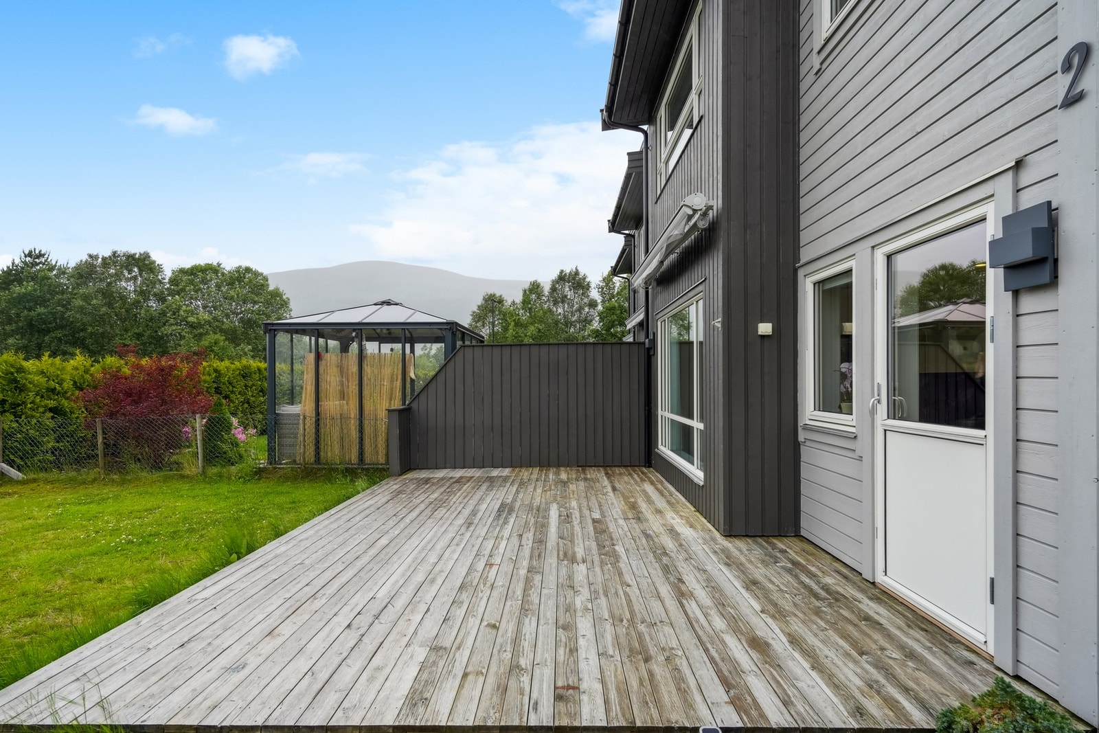 Fra stuen har man utgang til en sørvest-vendt markterrasse på ca. 23 kvm. Her er det god plass til både grillen og utemøblene på sommerstid. Galleribilde
