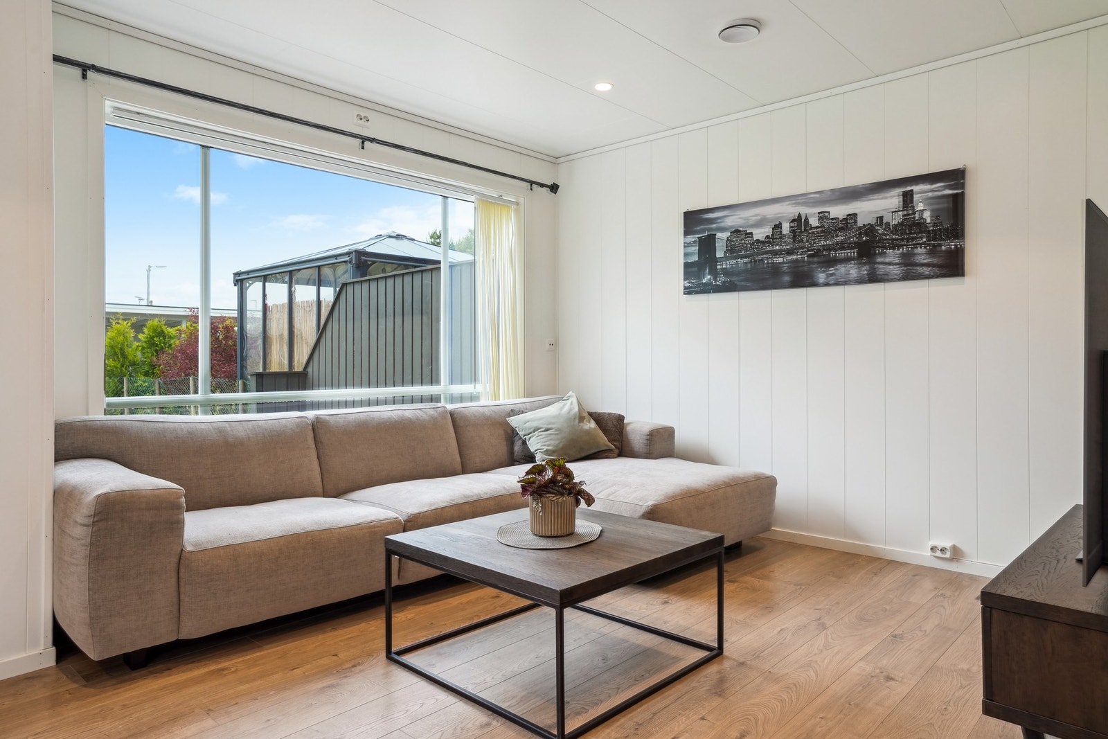 Boligen som er fra 2018 fremstår med en svært god standard på innredninger og overflater, og er blitt godt vedlikeholdt opp gjennom årene. Galleribilde