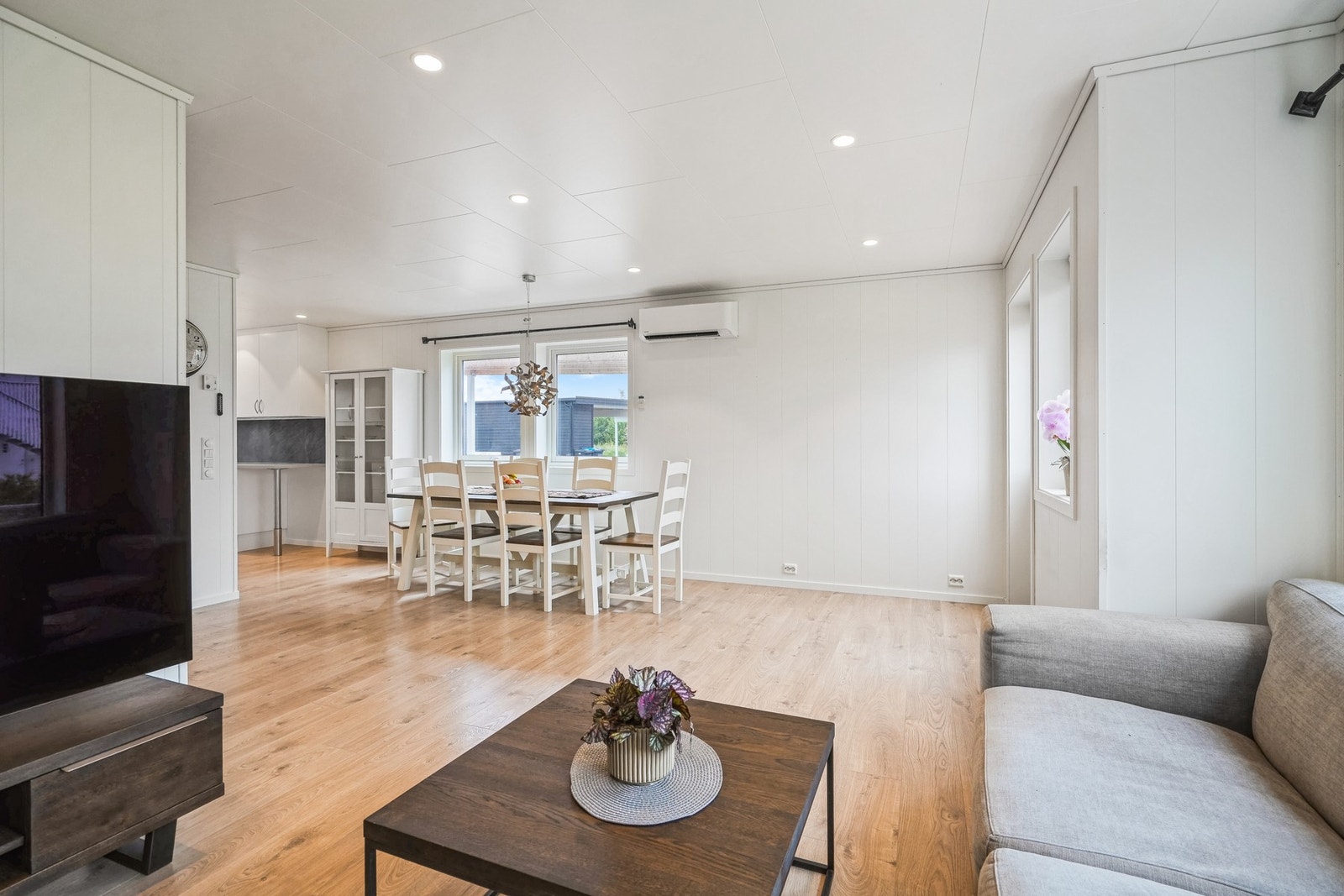 Det er montert varmepumpe i stuen, ellers er det balansert ventilasjon med varmegjenvinning i boligen. Galleribilde