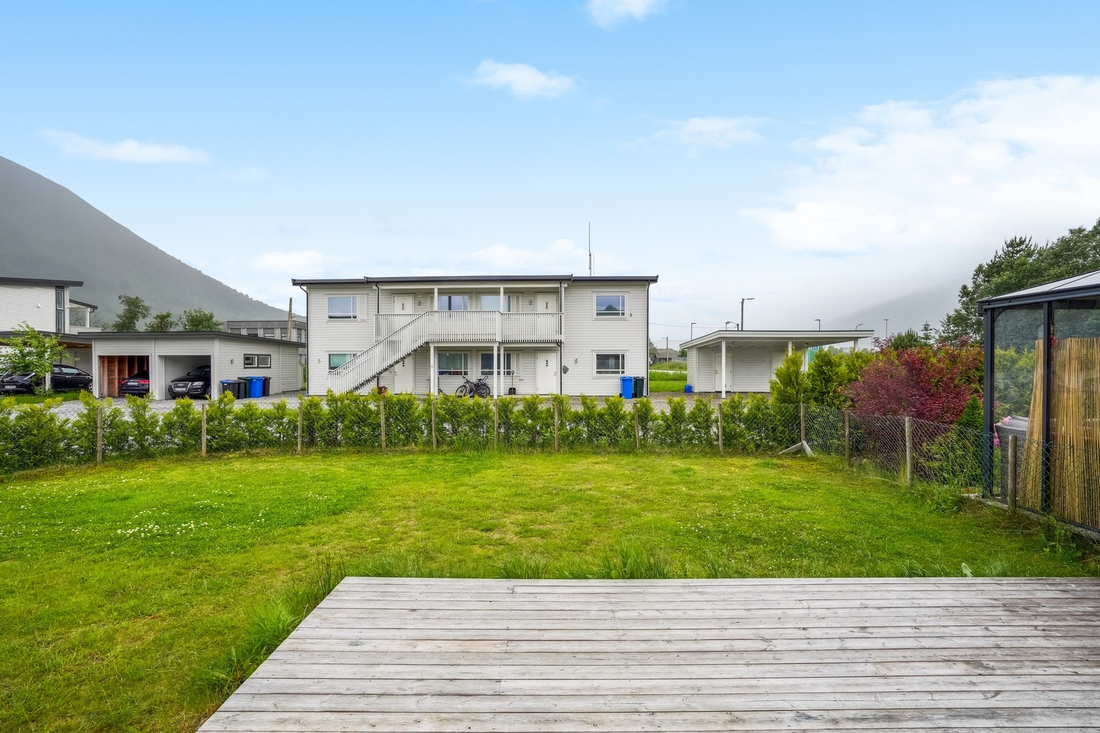 Fra terrassen nyter man gode solforhold og utsikt oppover mot bla. Melshornet. I front av terrassen er det store grønt arealer med god boltringsplass for både store og små. Galleribilde