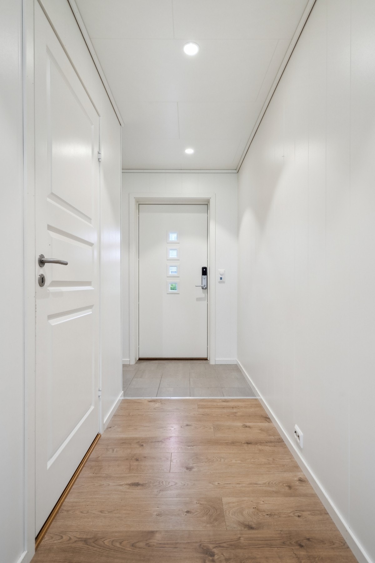 Velkommen inn! Entréen er flislagt og gir deg et godt førsteinntrykk av boligen. Galleribilde