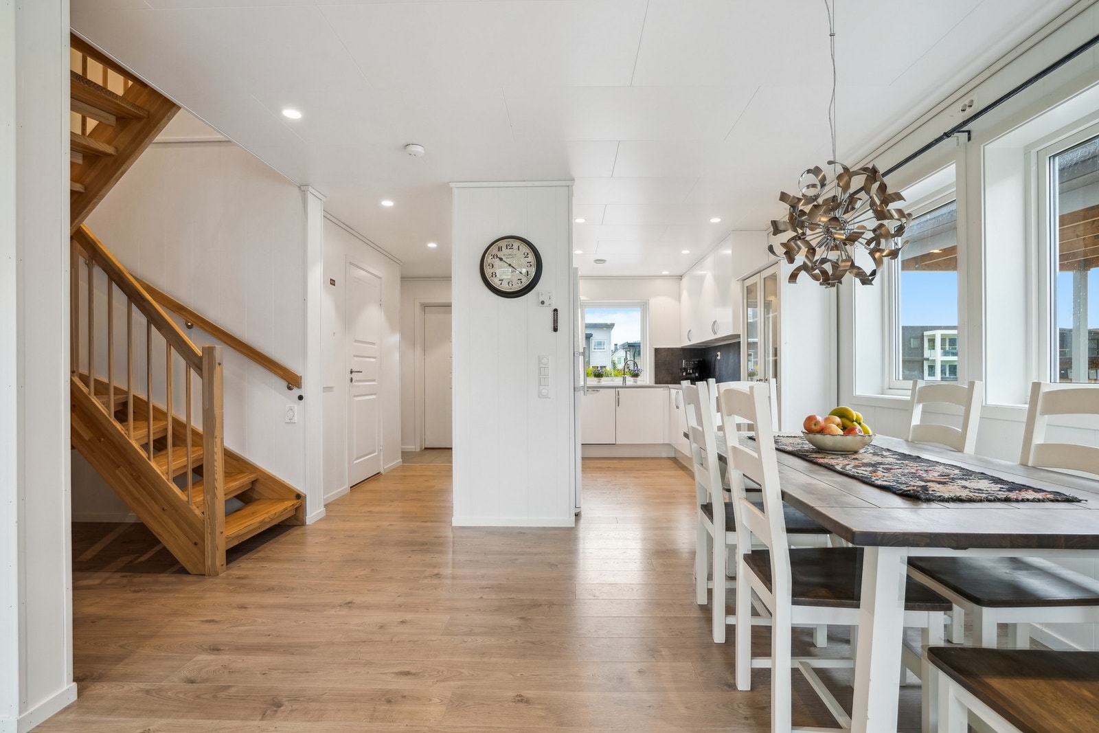 Stuen er i åpen løsning med kjøkkenet og har en praktisk planløsning med god plass til både spise- og sofagruppe i de ulike brukssonene. Galleribilde