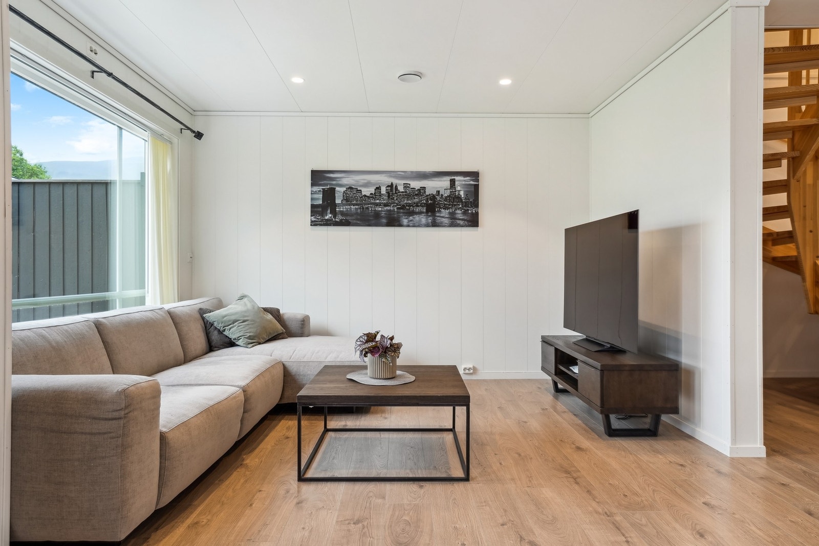 Her er det strøkne overflater, med et tidløs laminat på gulvet og spotter i himlingen - dette er gjennomgående for boligen. Galleribilde