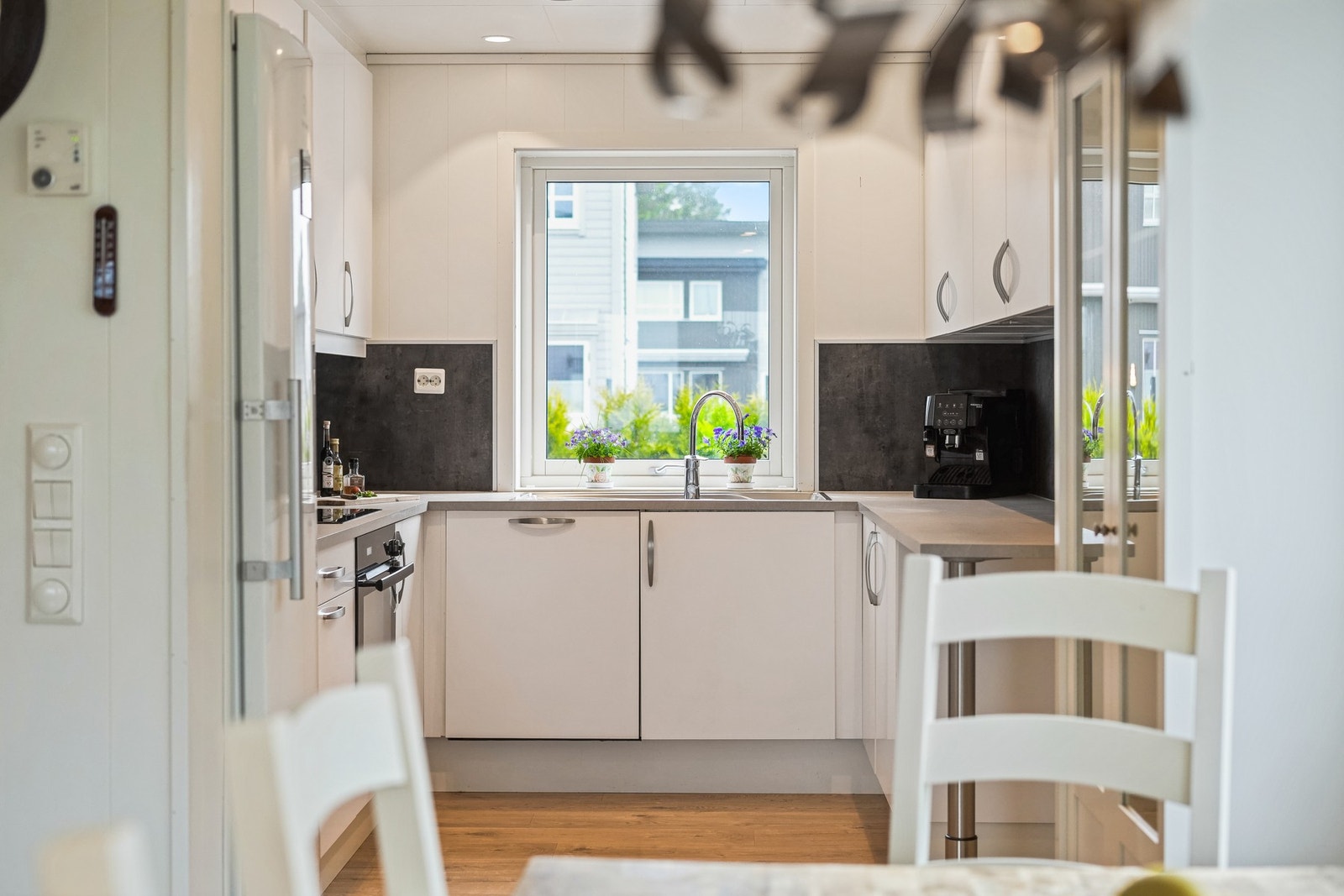 Kjøkkenet har en praktisk utforming med rikelig av skap- og skuffeplass, samt gode overflater til matlagingen. Galleribilde