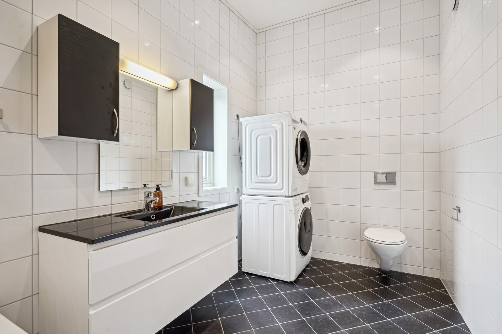 Badet er av god størrelse og kombineres med vaskerom. Her er det opplegg for vaskemaskin og tørketrommel. Galleribilde