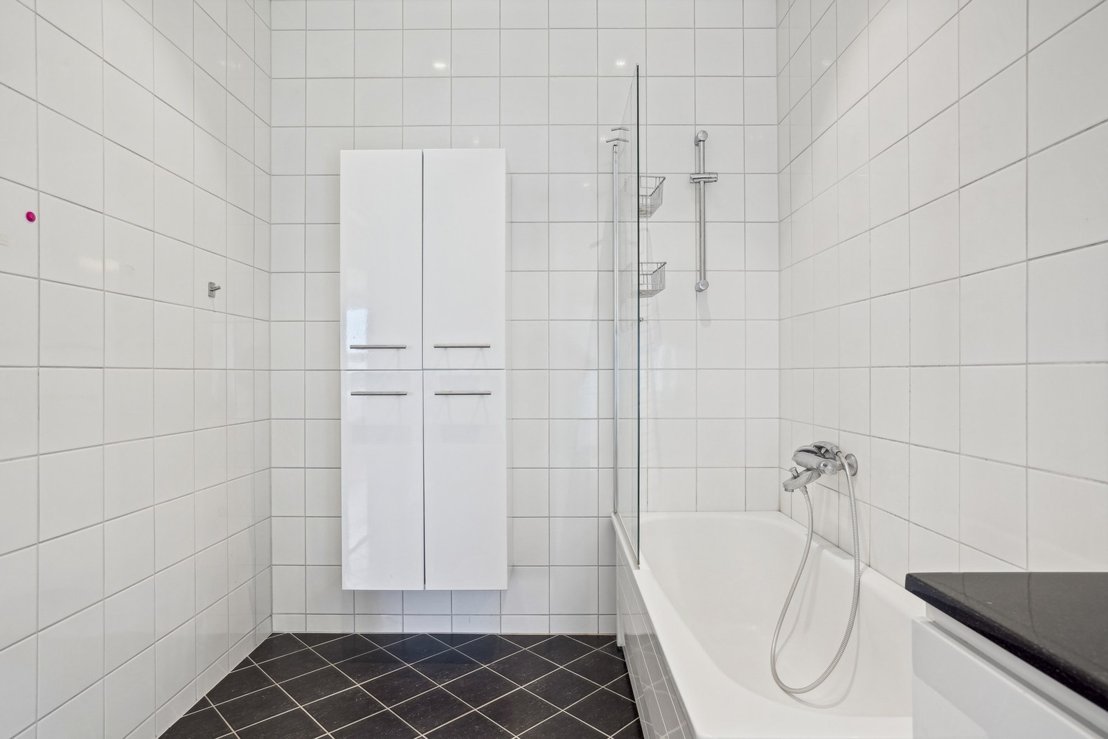 - her befinner det seg blant annet et stort, helfliset bad med elektriske varmekabler. Det er utstyrt med vegghengt toalett og badekar med dusj. Galleribilde