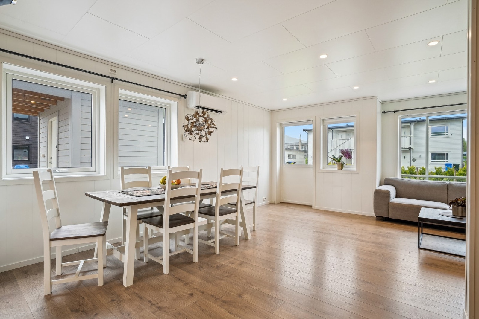 Med en praktisk beliggenhet som en ende i sin rekke, har man et ekstra godt lysinnslipp fra tre sider av huset. Galleribilde