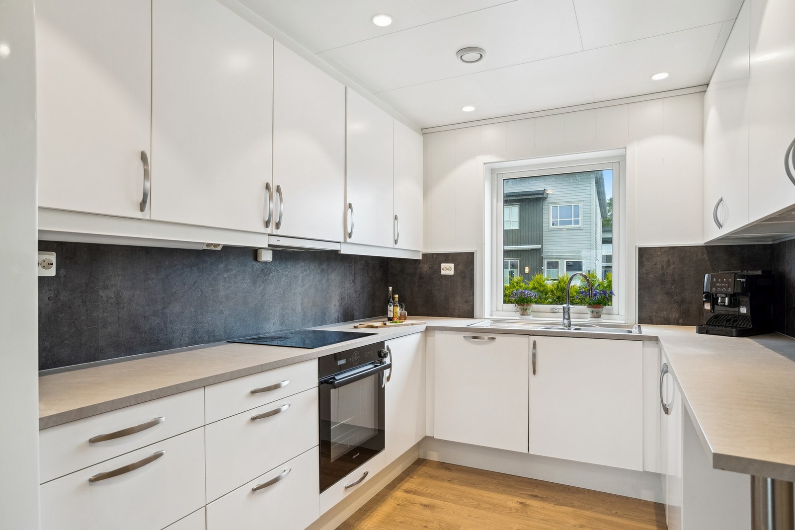 Her er det utstyrt med integrerte hvitevarer, herunder stekeovn, induksjonstopp og oppvaskmaskin. Galleribilde