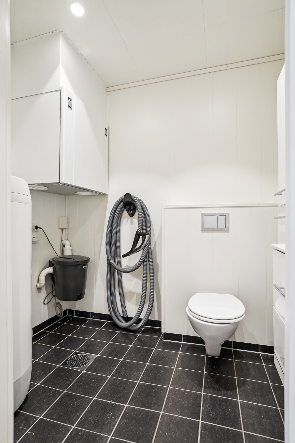 Her er også mye av boligens tekniske utstyr oppbevart, med bla. v.v.bereder, ventilasjonsanlegg og sentralstøvsuger. Det er sluk i rommet. Galleribilde